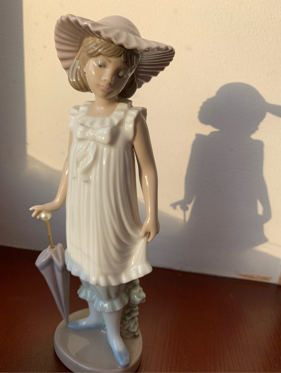Фото №1 к отзыву покупателя Алена Иваненко о товаре Винтаж: Nao by Lladro Испания фарфоровая фигурка Апрельские ливни