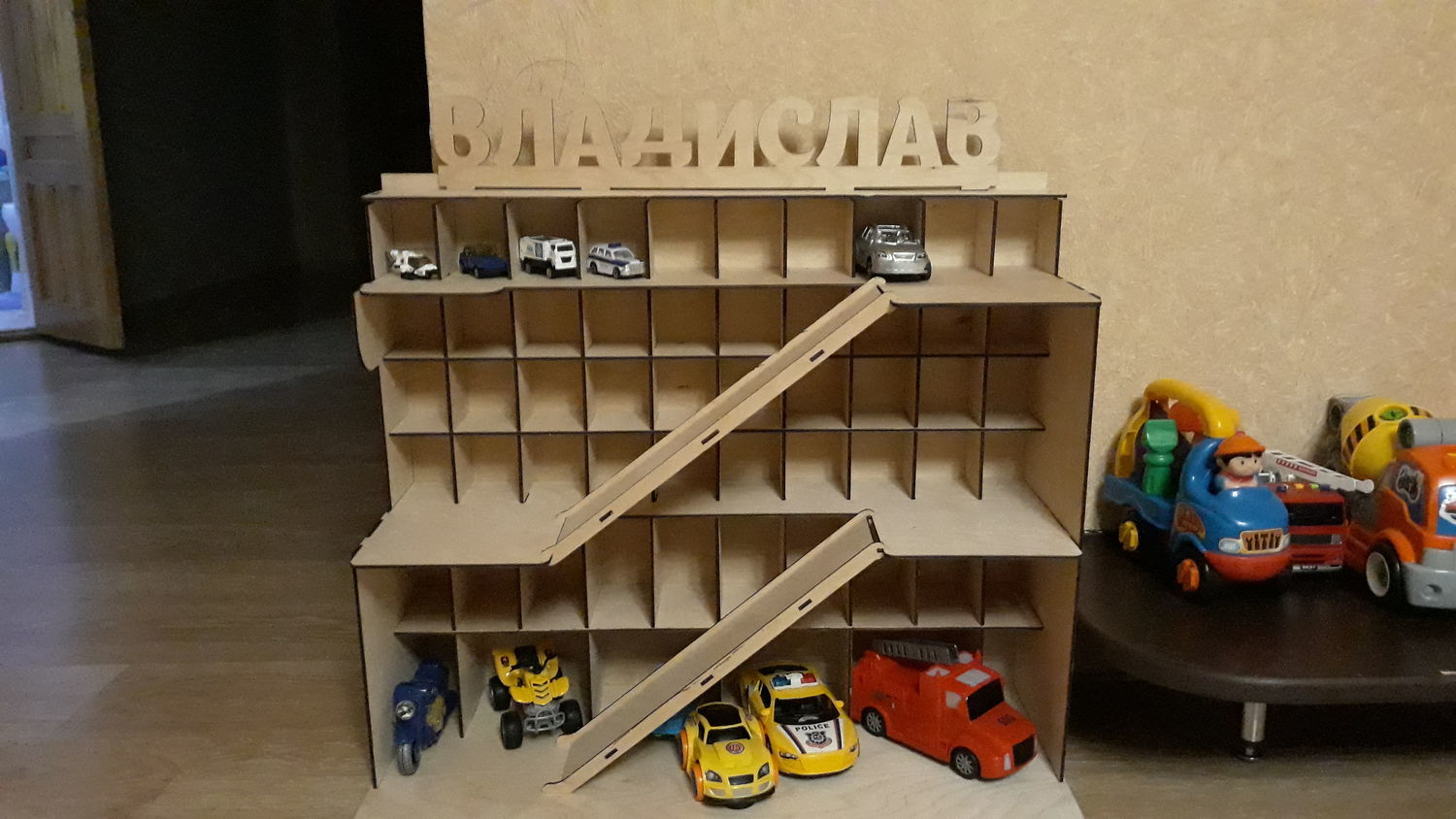 Сборный игрушечный гараж
