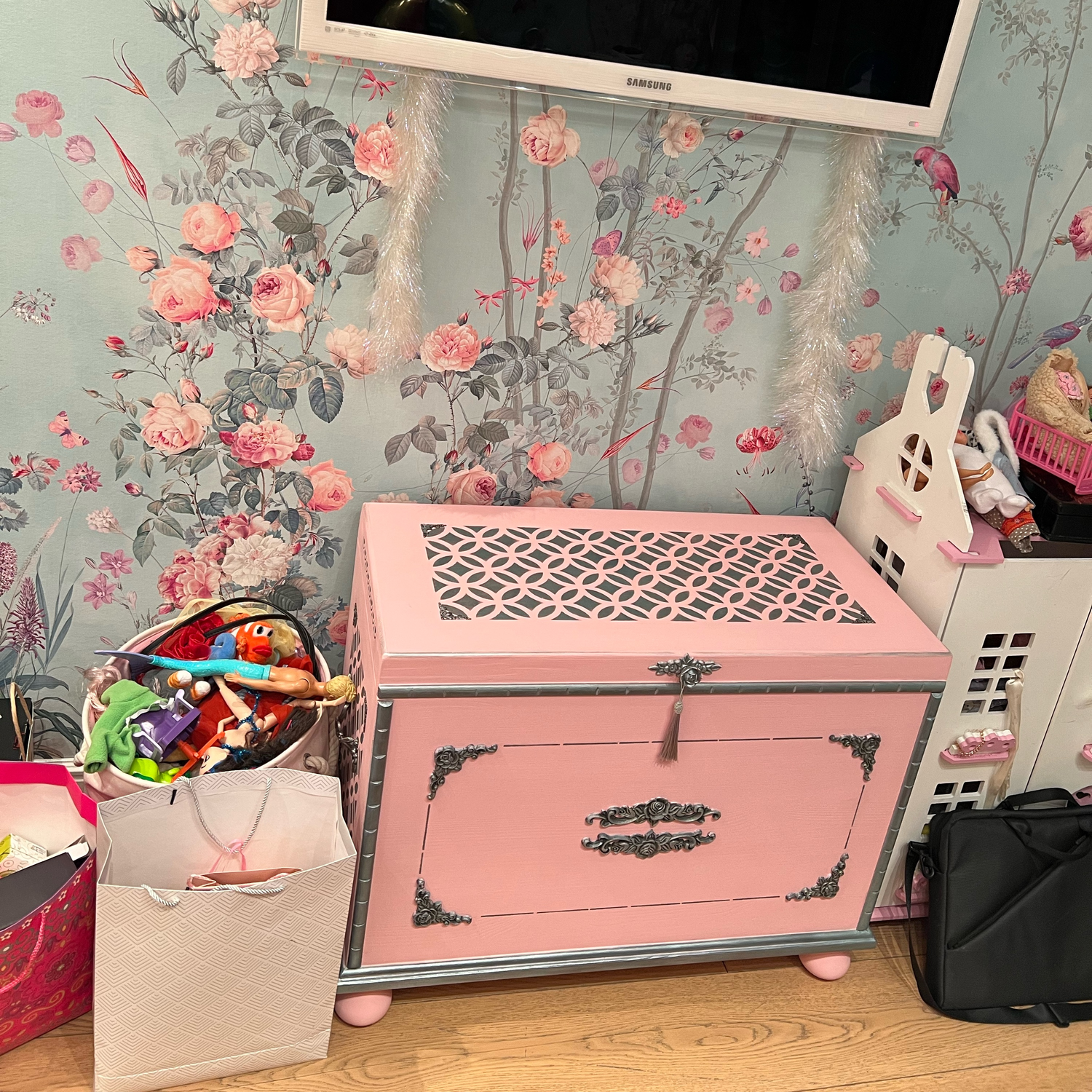 Фото №1 к отзыву покупателя Оксана о товаре Сундук большой напольный хранение вещей розовый для девочки детский