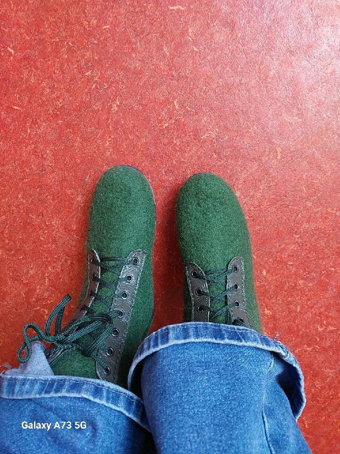 Photo №1 к отзыву покупателя Svetlana Sumerskaya о товаре Ботинки валенки зеленые с молнией и шнуровкой h 18-22 унисекс
