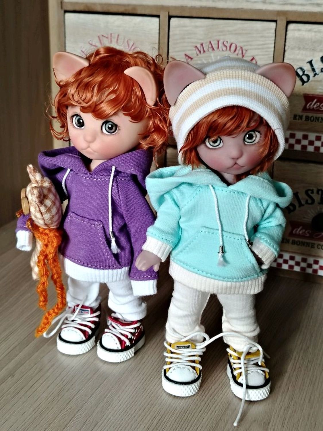 Фото №1 к отзыву покупателя BOI_dolls Куколка в руках о товаре Комплект для кукол PukiFee, LatiYellow, BoiDolls (худи, леггинсы)