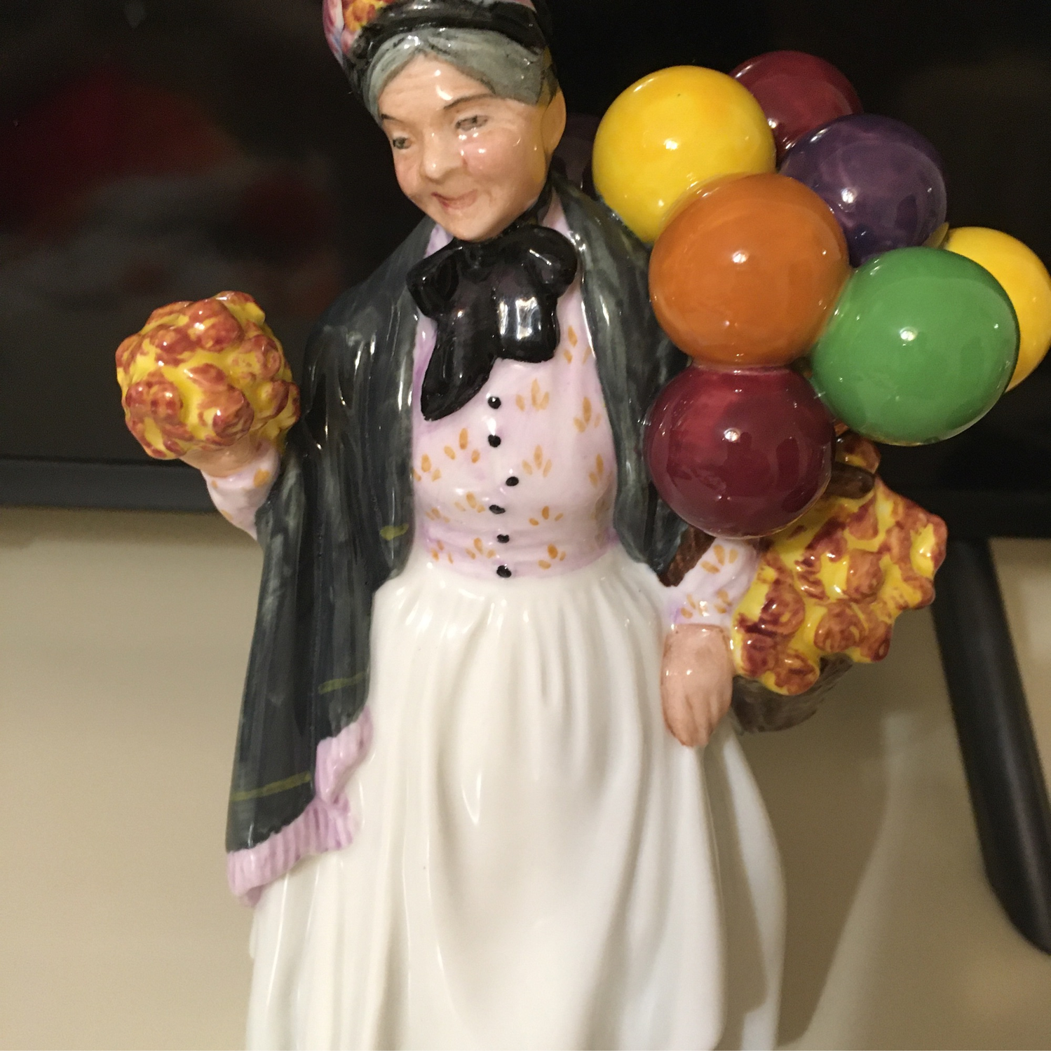 Фото №1 к отзыву покупателя Галина о товаре Винтаж: Коллекционная статуэтка Royal Doulton Biddy Penny Farthing Англия