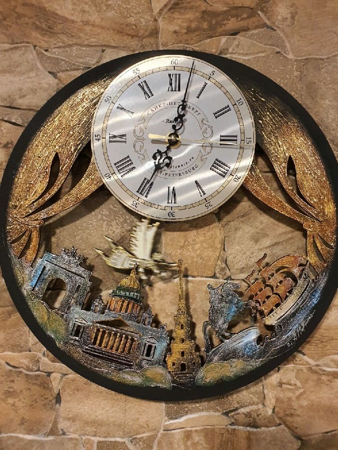 Photo №1 к отзыву покупателя Irina о товаре Подарочные часы город Санкт-Петербург с Алыми Парусами