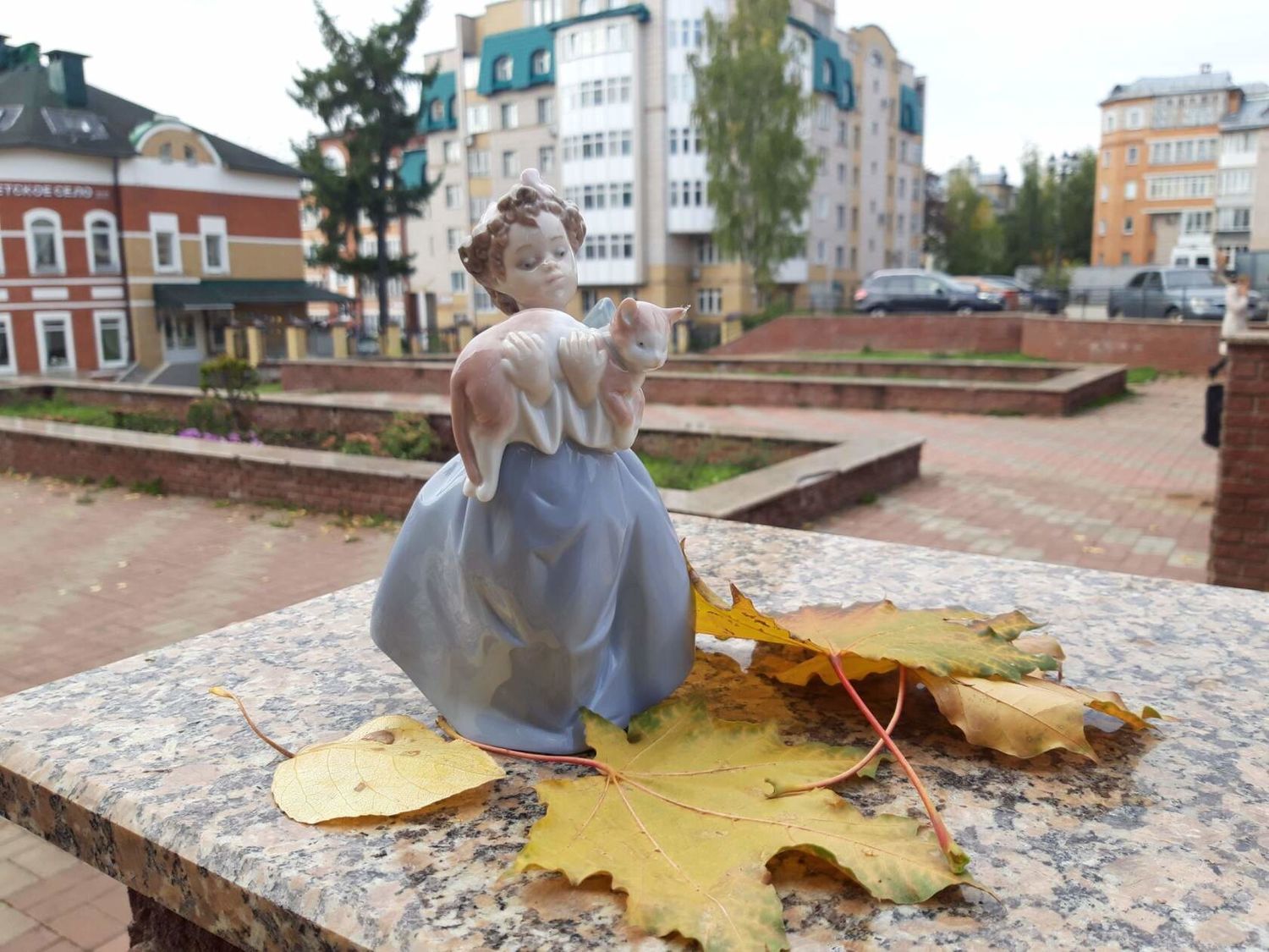 Фото №1 к отзыву покупателя Ивонина Елена о товаре Винтаж: LLADRO Испания статуэтка Девочка с котенком Раритет