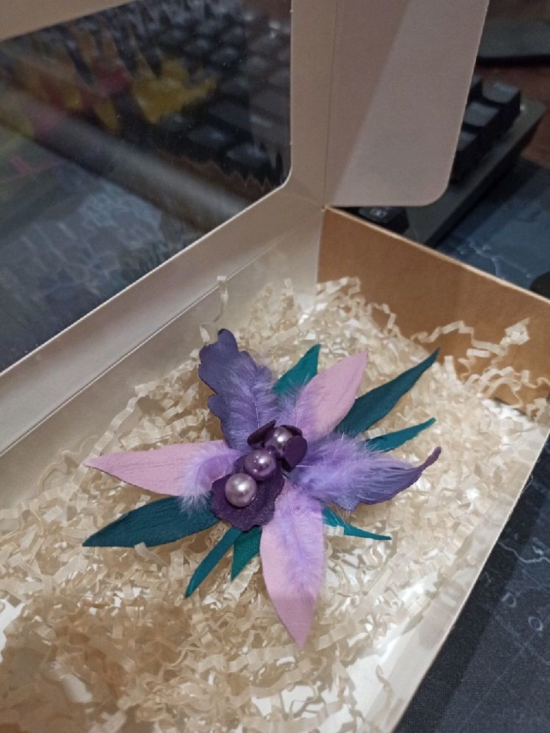 Photo №2 к отзыву покупателя Weronika Style о товаре Брошь из кожи Фиолетовая орхидея мини