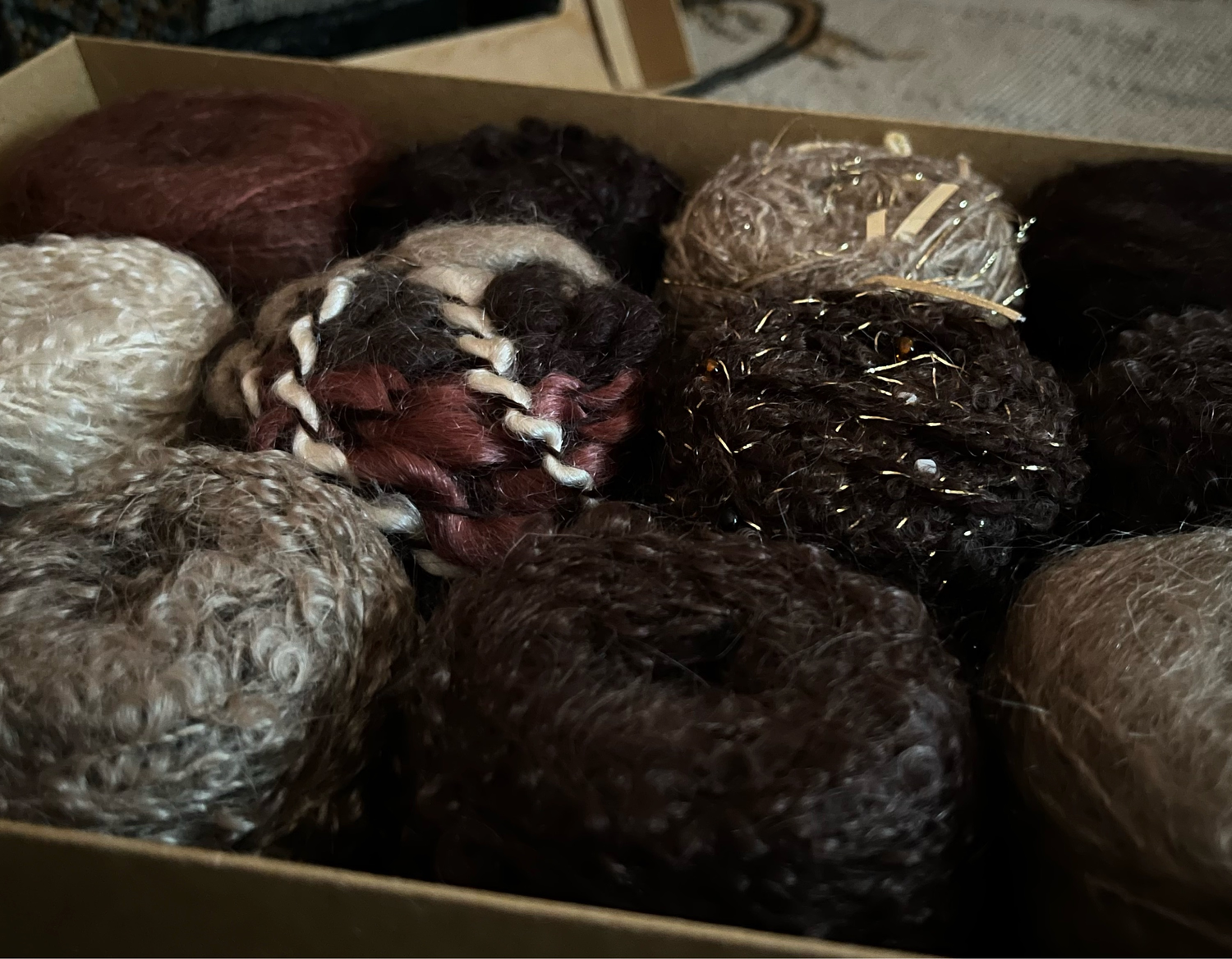 Фото №2 к отзыву покупателя Wool & flowers о товаре Набор пряжи Adele’s Mohair Magic Gift Pack Cappuccino