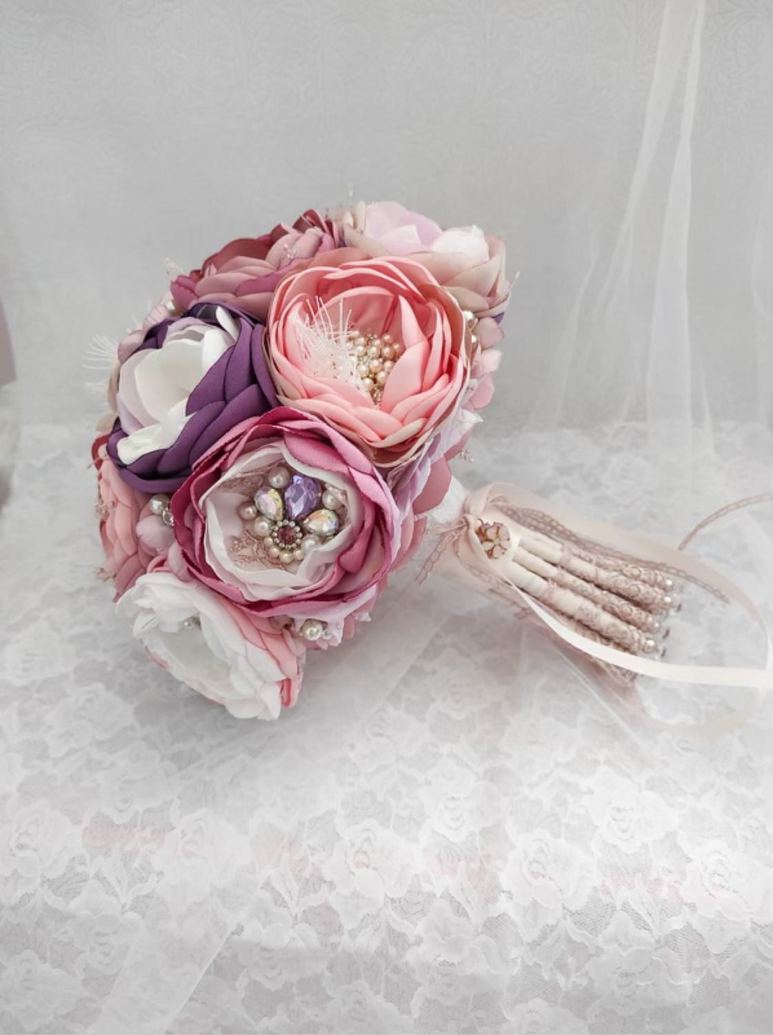 Photo №1 к отзыву покупателя Irina о товаре Свадебный Брошь-букет невесты , голубой и розовый брошь букет.