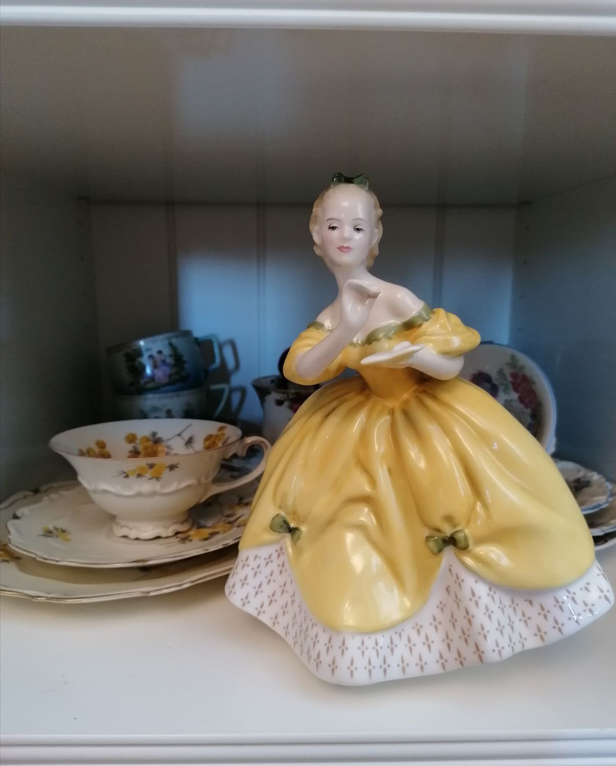 Фото №2 к отзыву покупателя Елена seller о товаре Винтаж: Royal Doulton коллекционная статуэтка Last Waltz фарфор Англия