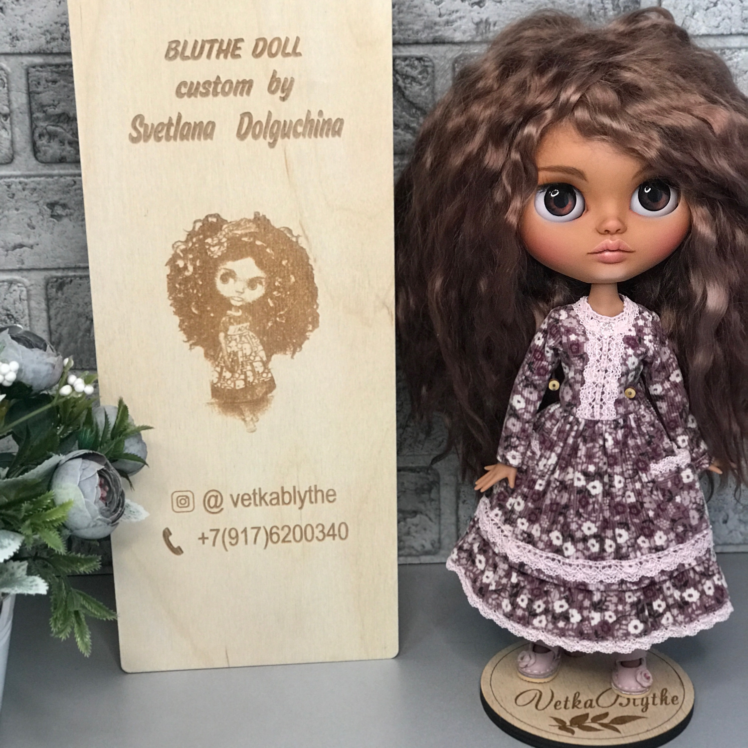 Photo №1 к отзыву покупателя Dolgushina Svetlana (VetkaBlythe) о товаре Подставки для кукол из дерева с Вашим логотипом and 1 more item