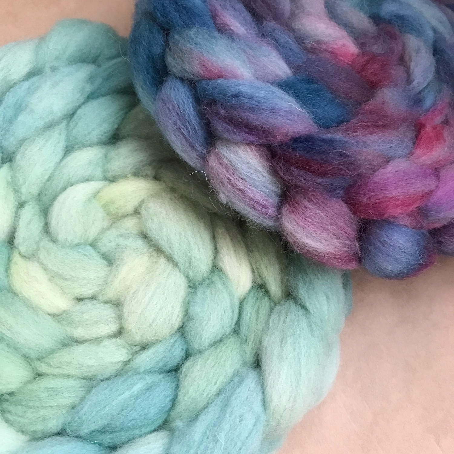 Фото №4 к отзыву покупателя chalsey_knittingthings о товаре Шерсть белая очень мягкая  натуральная овечья для прядения, валяния