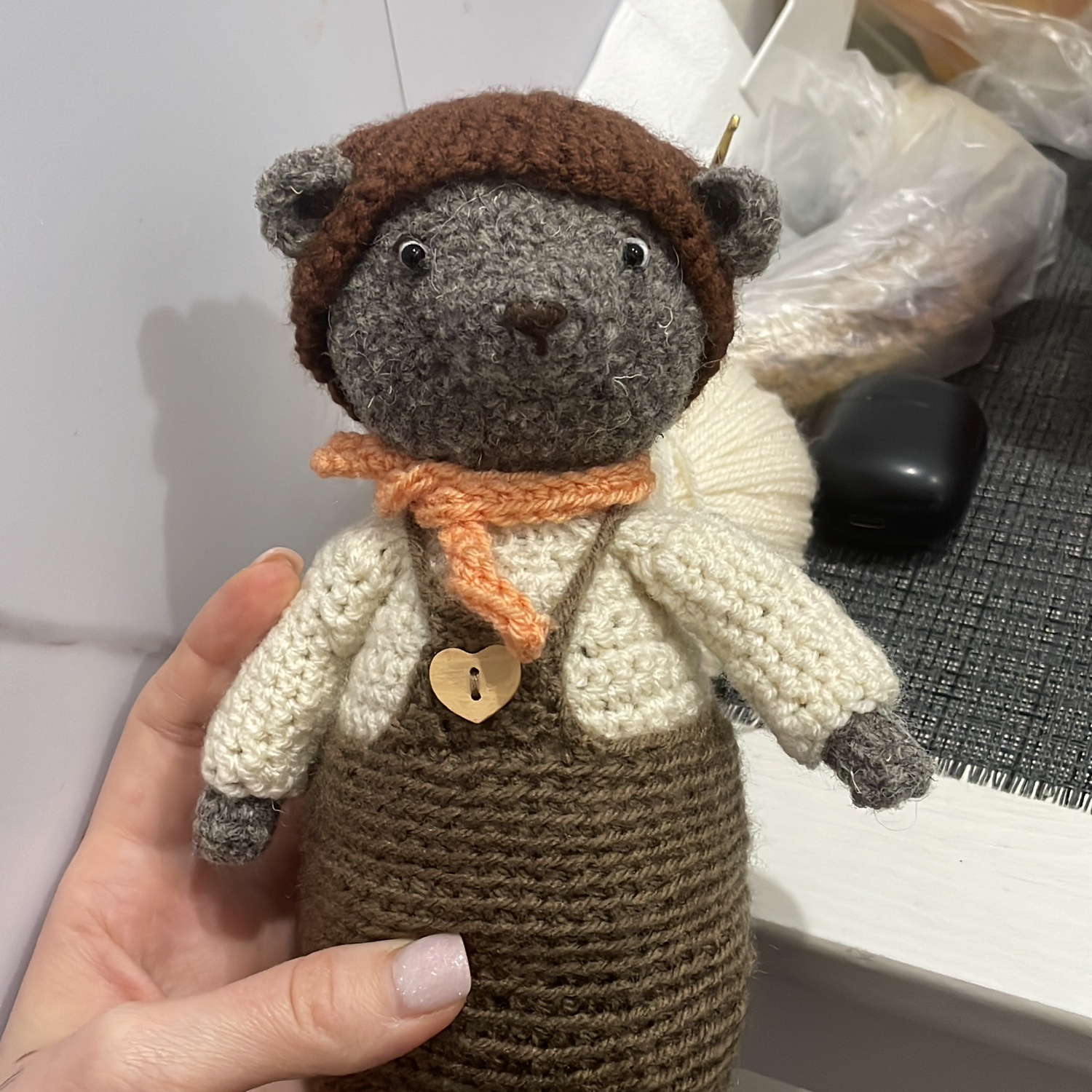 Фото №1 к отзыву покупателя taly_laly о товаре Мастер-класс по вязанию медведя с одеждой (10-14 см)