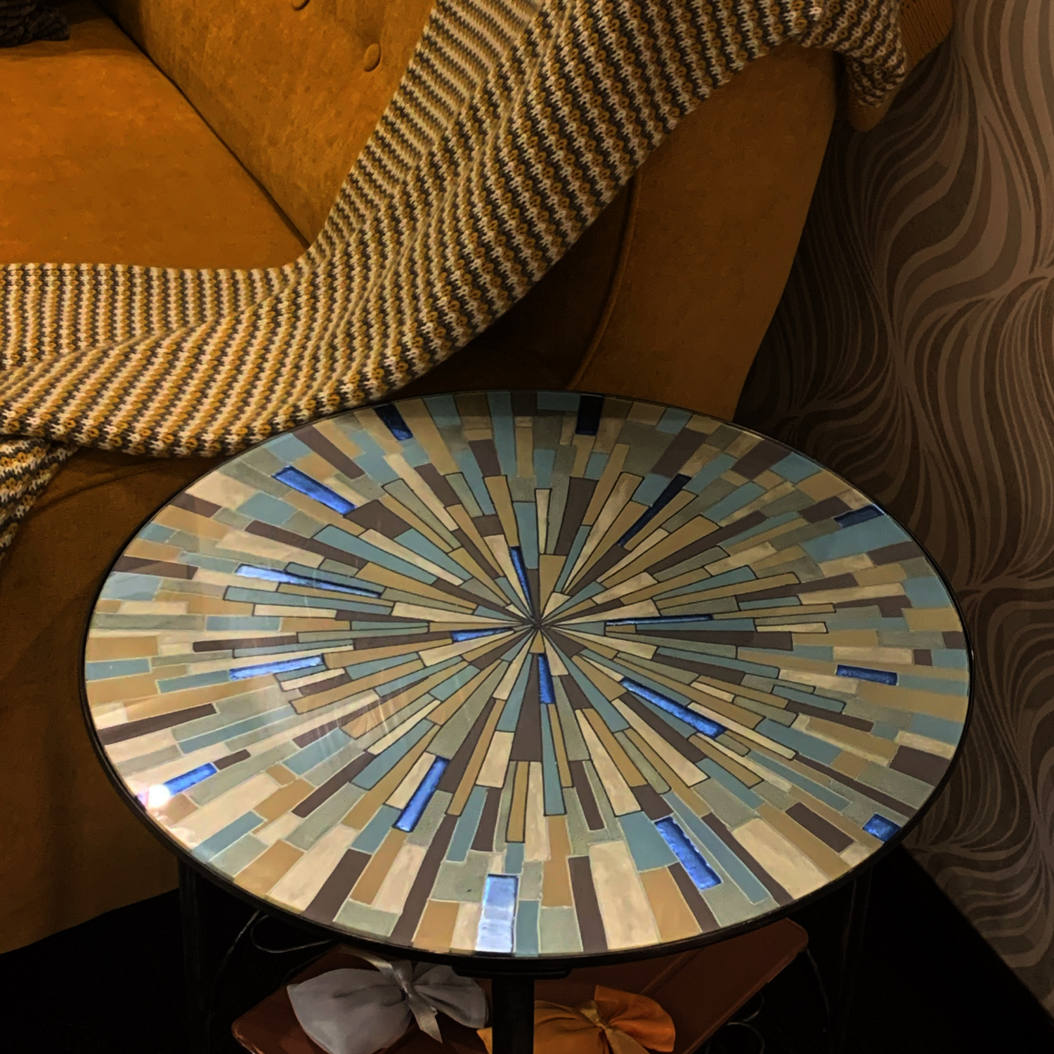 Фото №1 к отзыву покупателя Ирина о товаре Стол со стеклянной столешницей  "Синие фантазии на серебре"