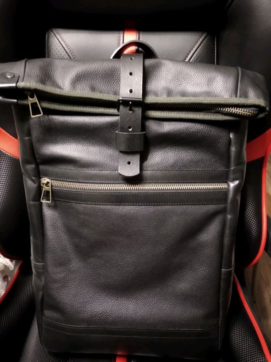 Photo №1 к отзыву покупателя Aleksandra Ravitskaya о товаре WALKER L Чёрный кожаный городской рюкзак срутка
