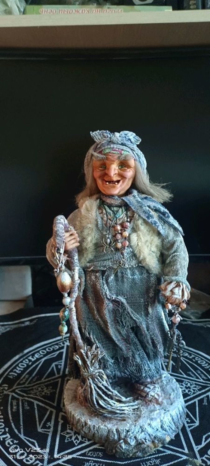 Фото №2 к отзыву покупателя Ирина о товаре Куклы и пупсы: авторская кукла Баба Яга коричневый красный