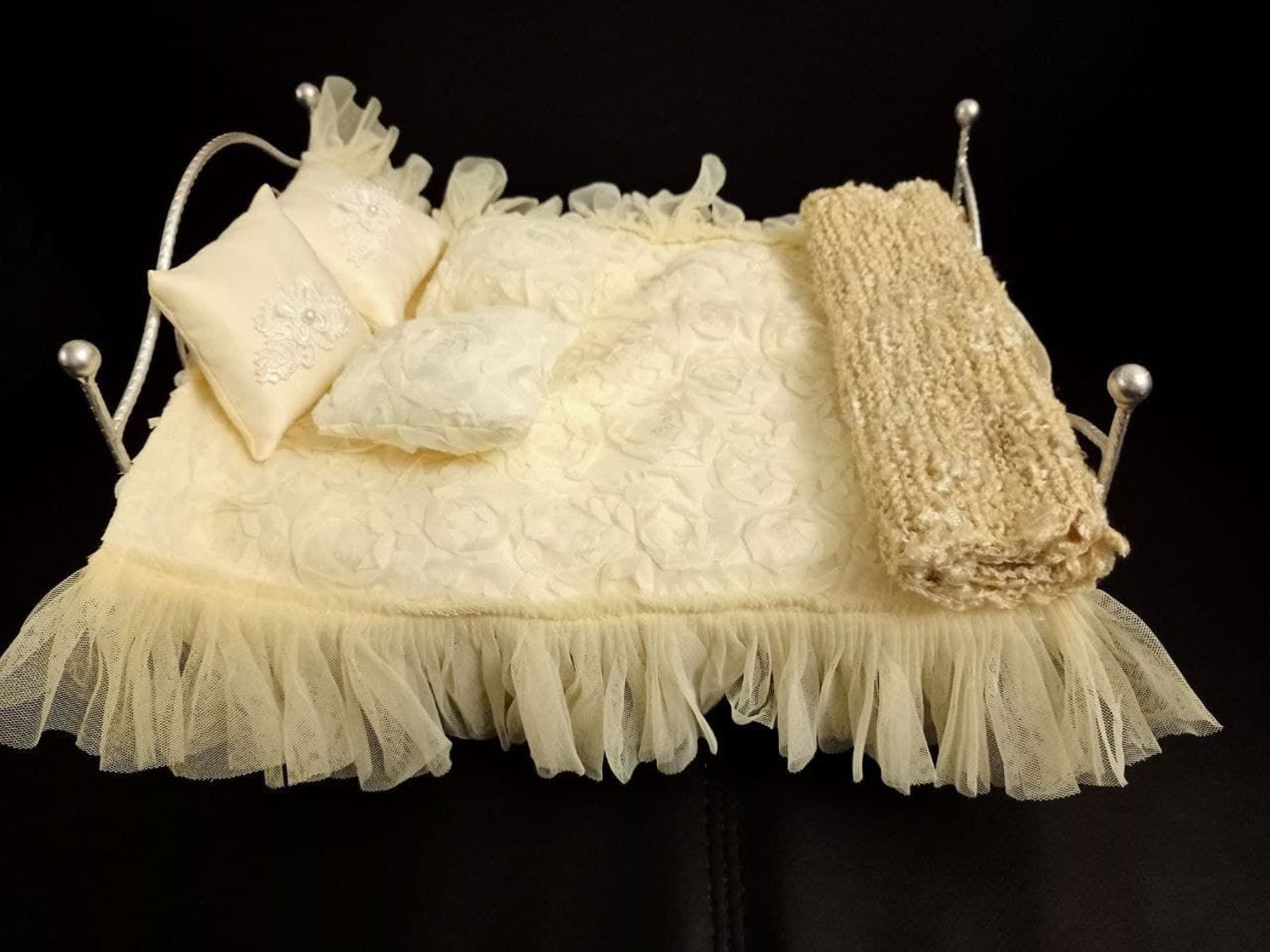Фото №3 к отзыву покупателя Anastasiya Kostyuk о товаре Кровать и комплект постельного белья для кукол "Утро"