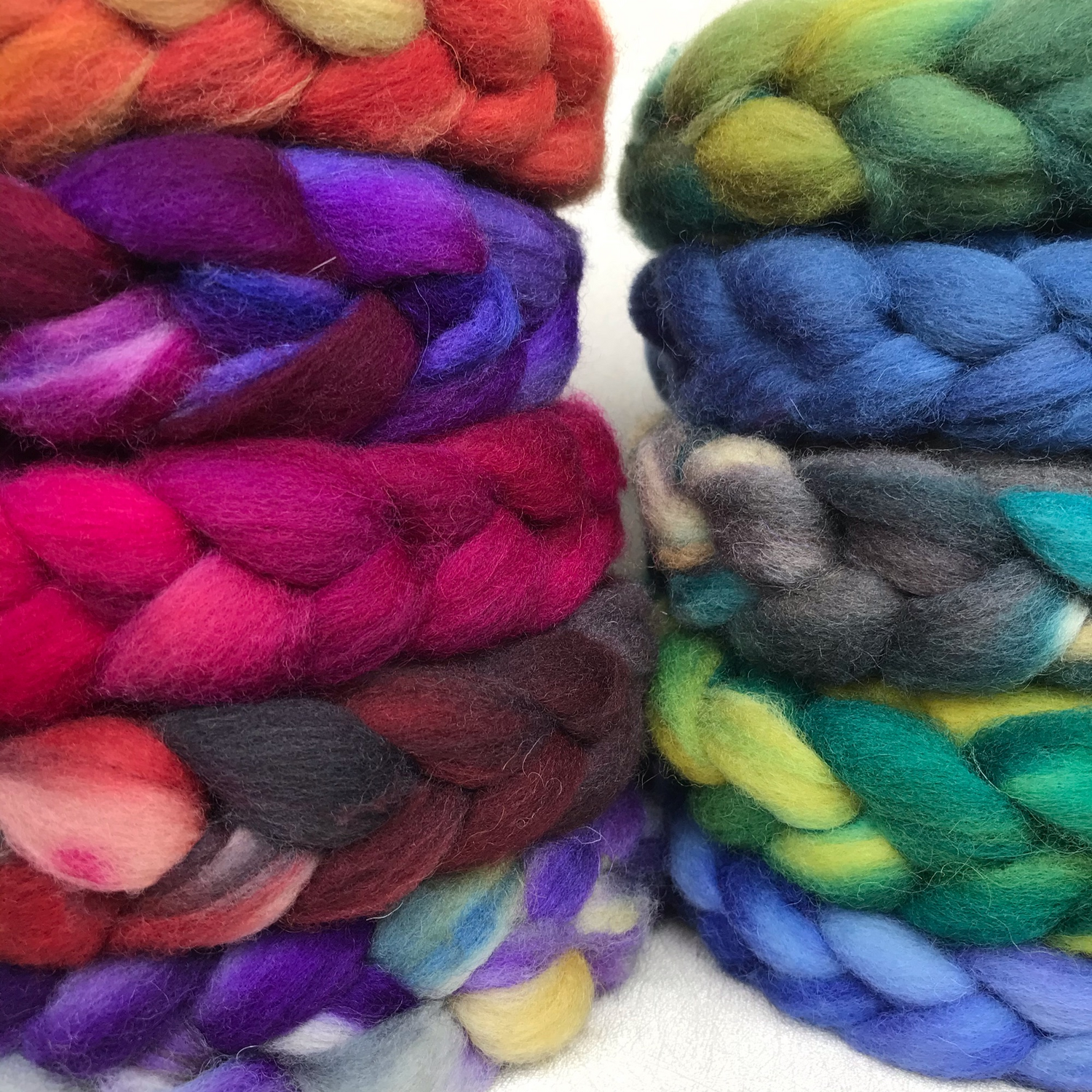 Фото №1 к отзыву покупателя chalsey_knittingthings о товаре Шерсть белая очень мягкая  натуральная овечья для прядения, валяния