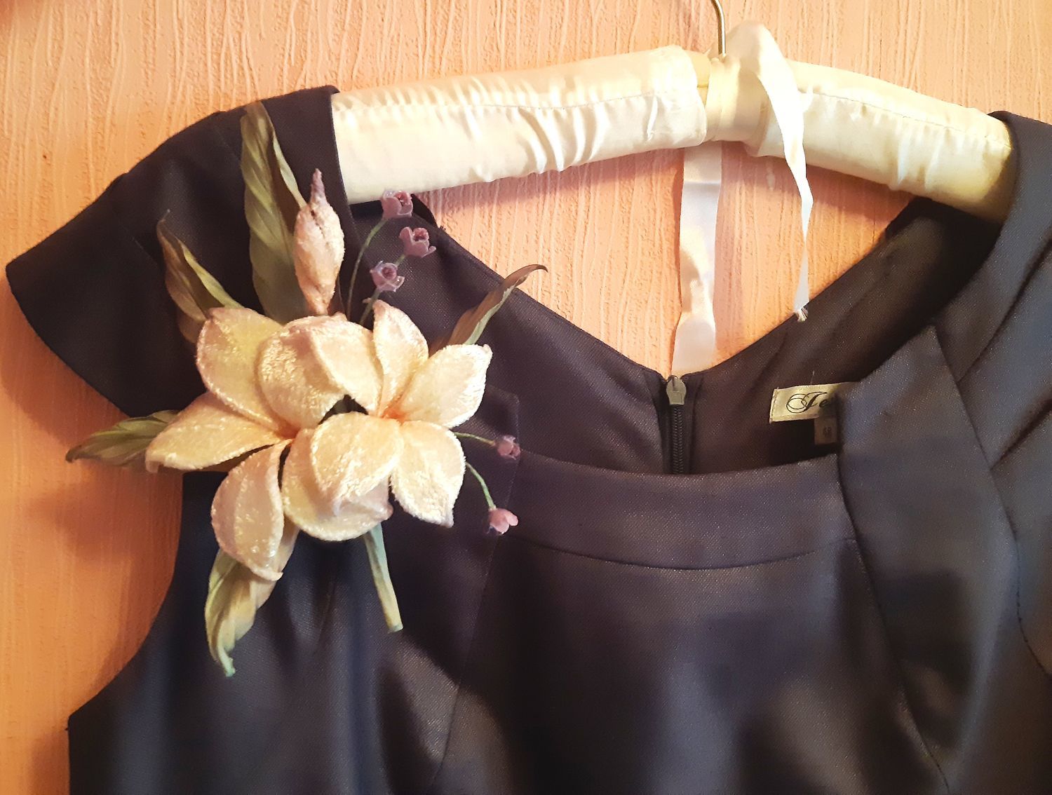 Фото №3 к отзыву покупателя @Ulitka / Igrushki о товаре Цветок из ткани бархатная брошь Райский уголок