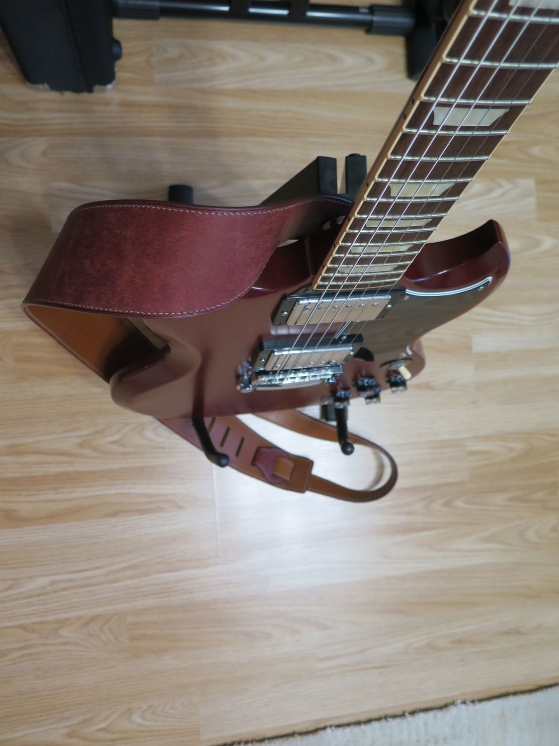 Фото №1 к отзыву покупателя Даша Вейгум о товаре Ремень для гитары ручной работы от мастерской Makani