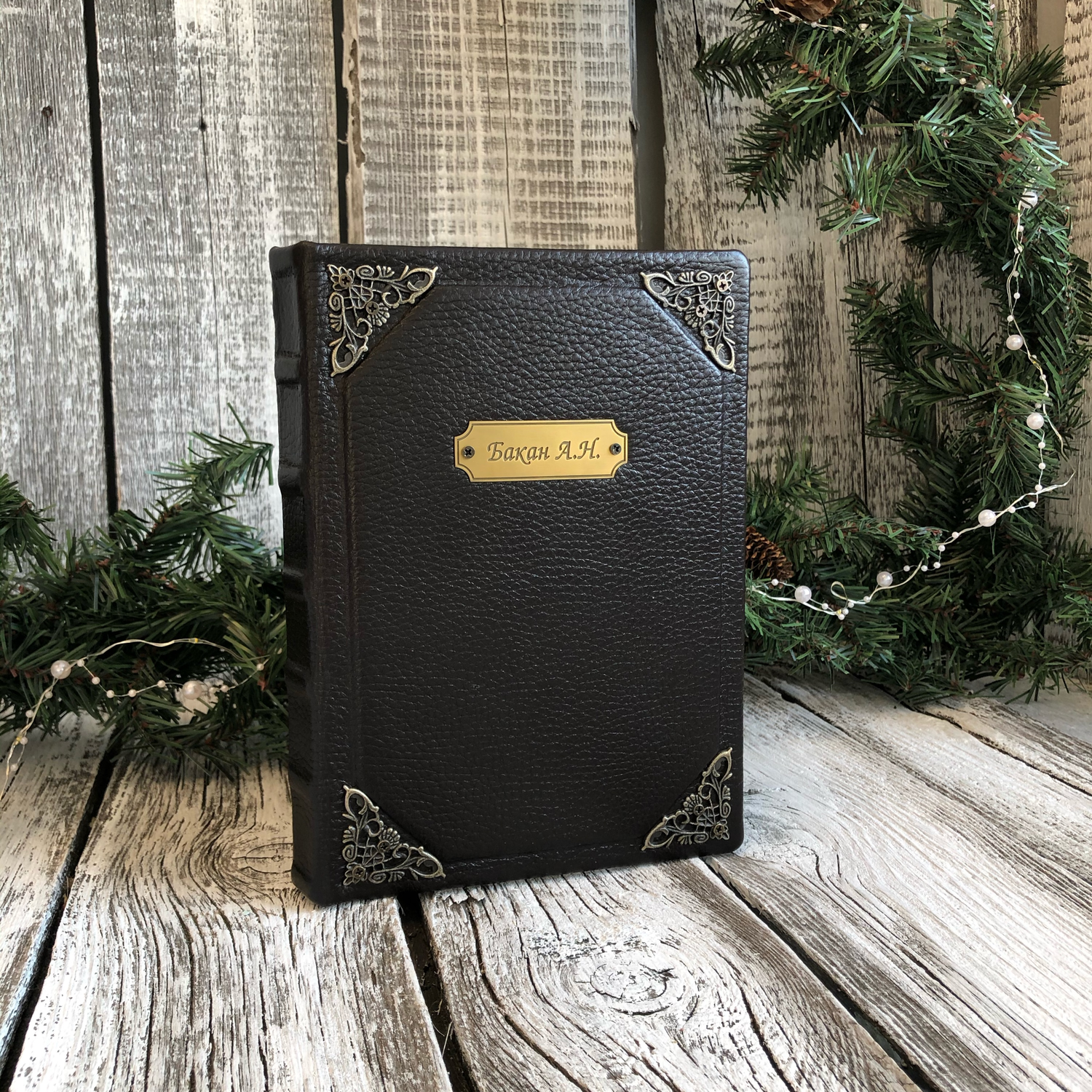 Фото №1 к отзыву покупателя Wooden_album о товаре Шильдик с именной гравировкой для шкатулок и скрапбукинга.