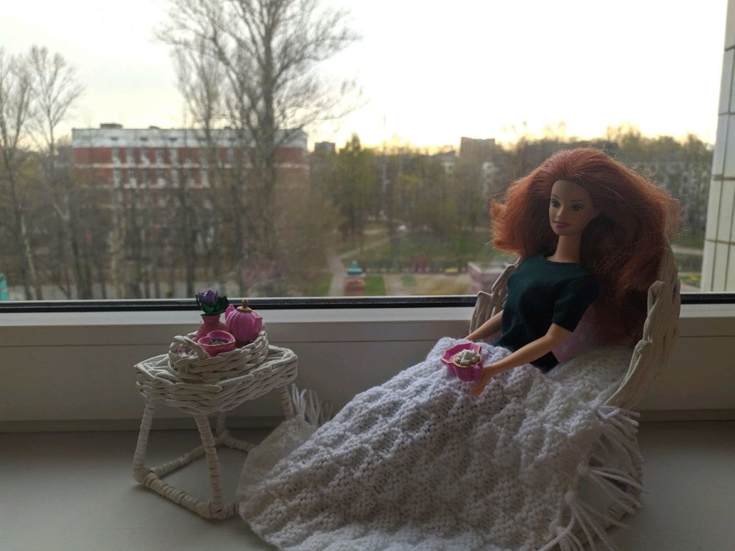 Фото №1 к отзыву покупателя Ленэль о товаре Плетёное кресло для Барби с пледом