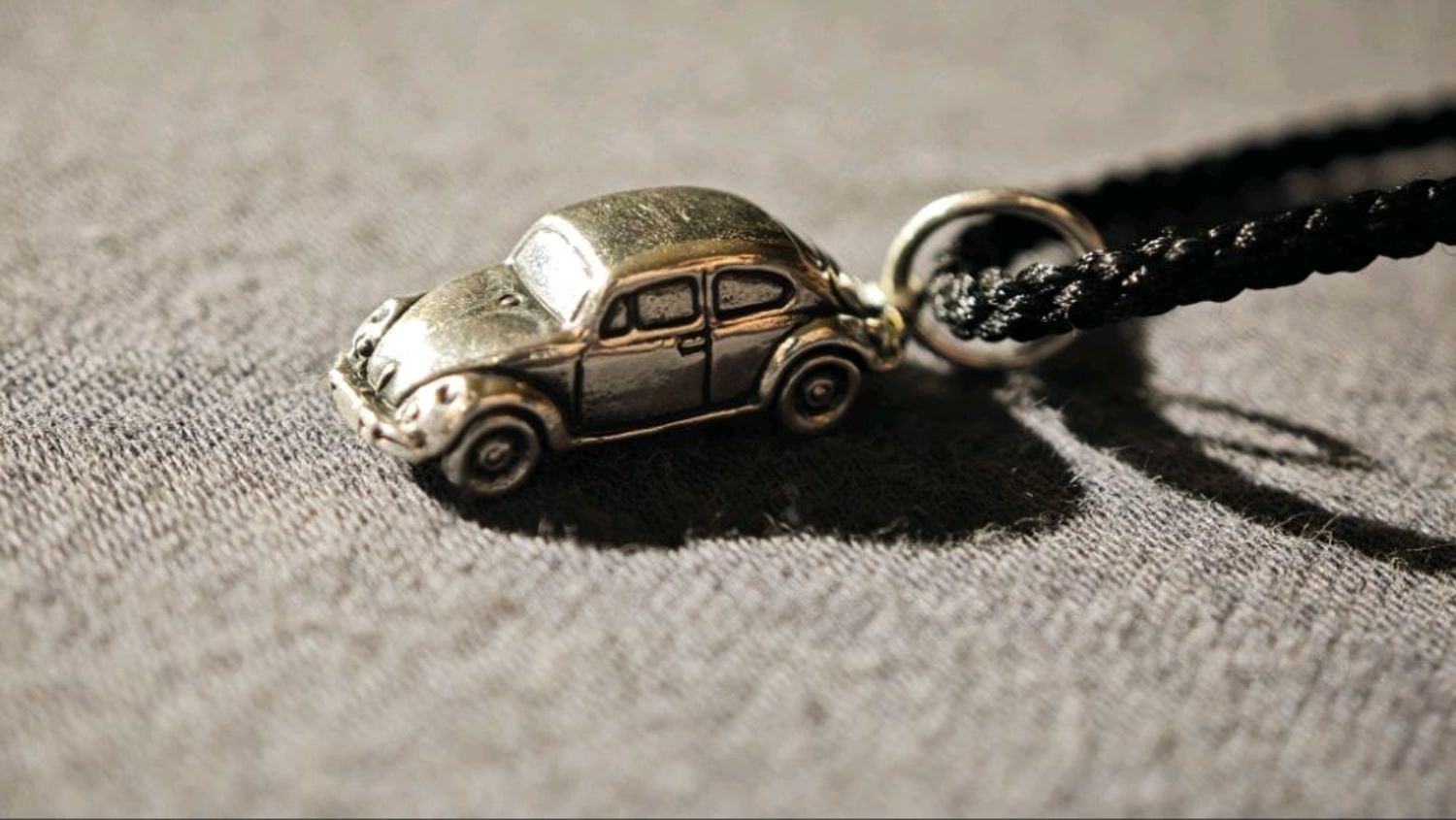 Фото №1 к отзыву покупателя Дина о товаре VW beetle. Жук. Кулон ручной работы CRAZY SILVER.