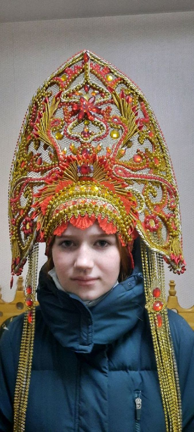 Photo №1 к отзыву покупателя Svetlana о товаре Большой красный кокошник and 1 more item