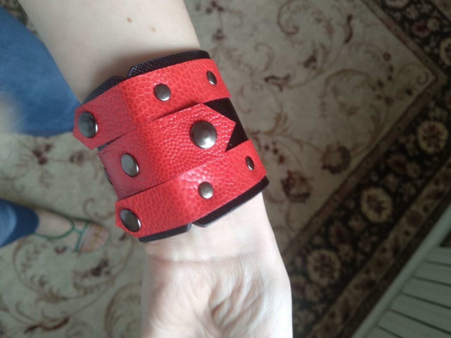 Photo №3 к отзыву покупателя Olga Semenyuk о товаре Браслет-манжета: Кожаный браслет черно красный
