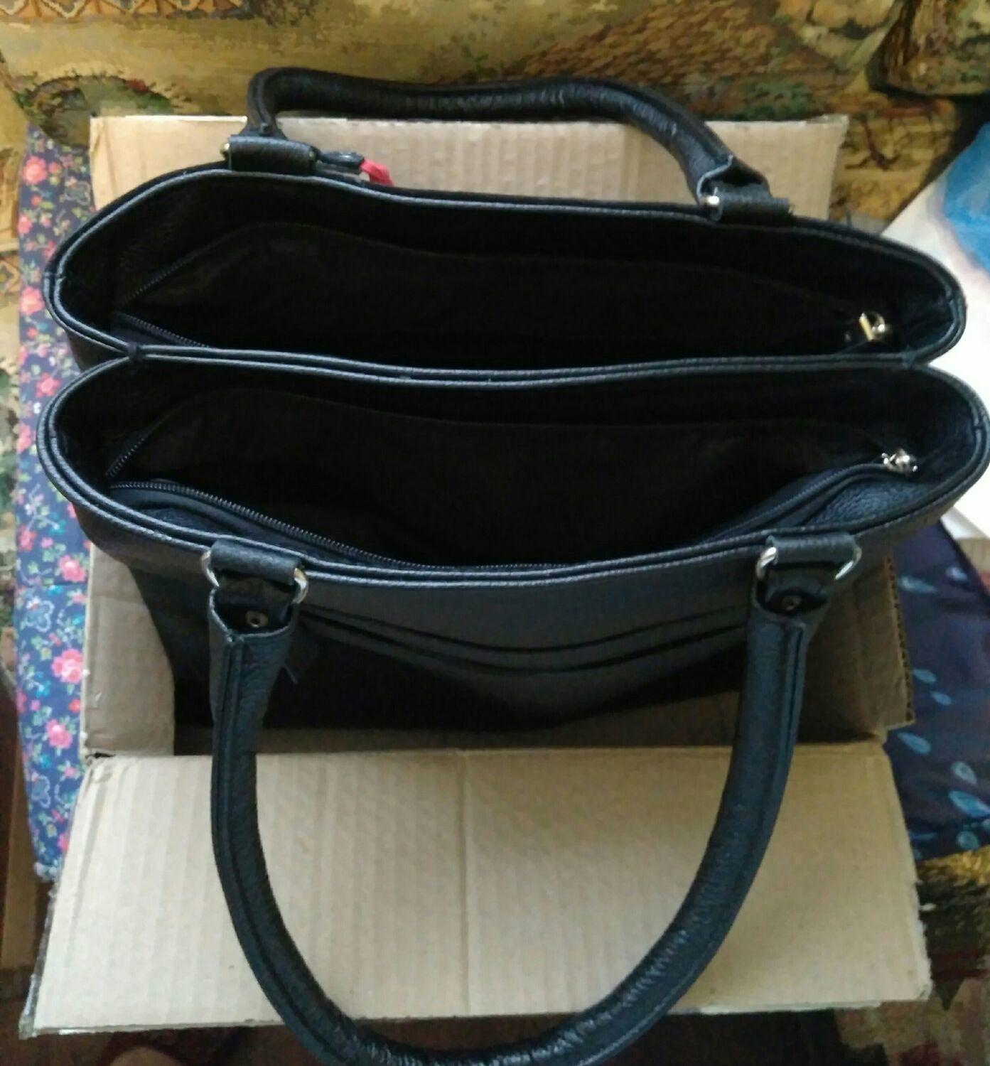 Photo №1 к отзыву покупателя Elena о товаре Кожаная сумка "Черный такс"