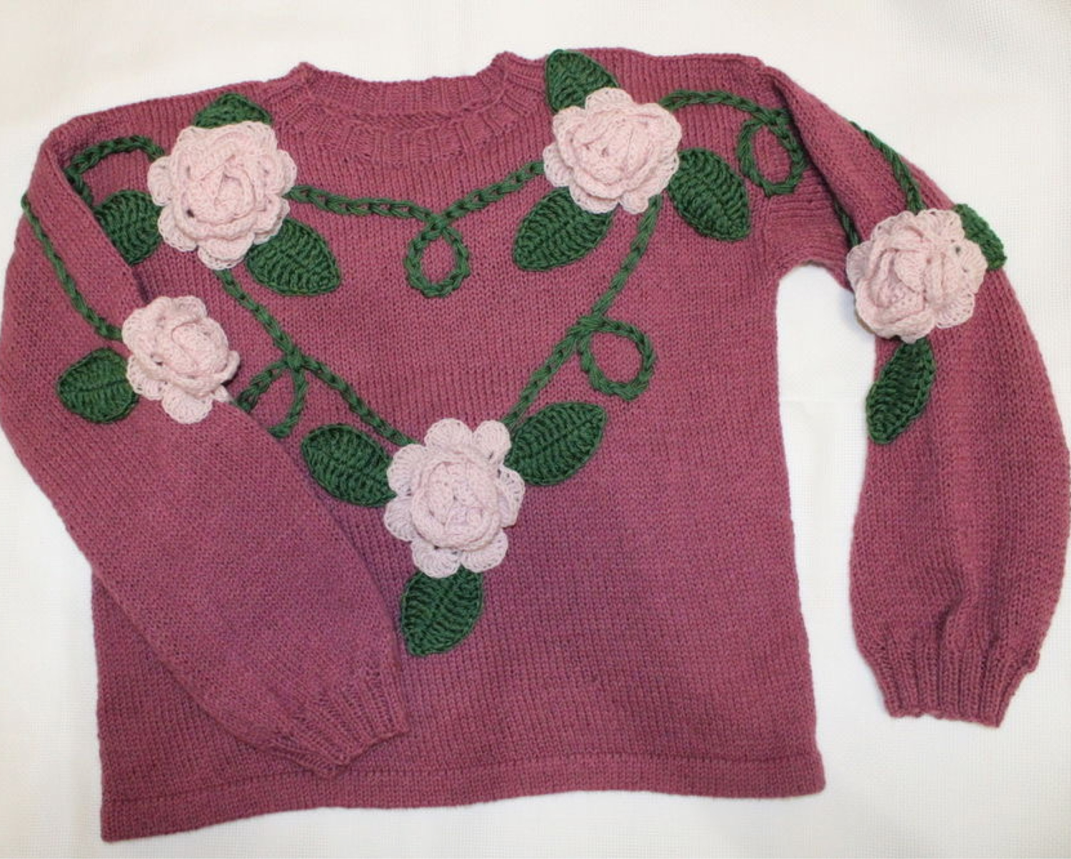 Фото №1 к отзыву покупателя Юлия  о товаре Вязаный свитер Цветы