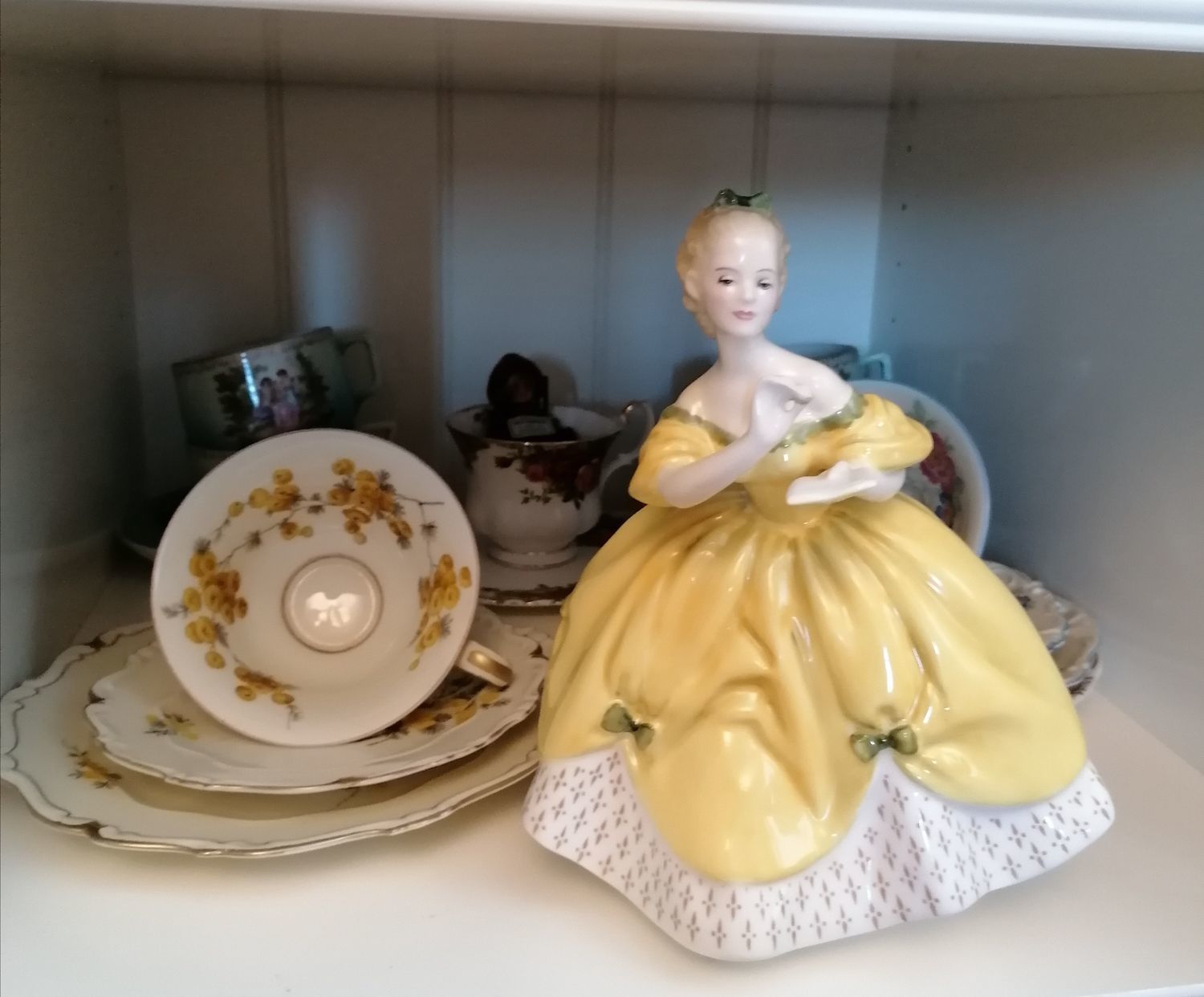 Фото №1 к отзыву покупателя Елена seller о товаре Винтаж: Royal Doulton коллекционная статуэтка Last Waltz фарфор Англия
