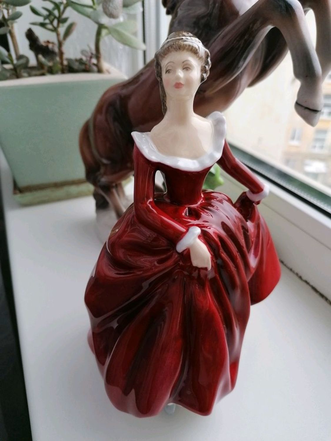 Фото №1 к отзыву покупателя Олег о товаре Винтаж: Royal Doulton коллекционная фарфоровая статуэтка Англия