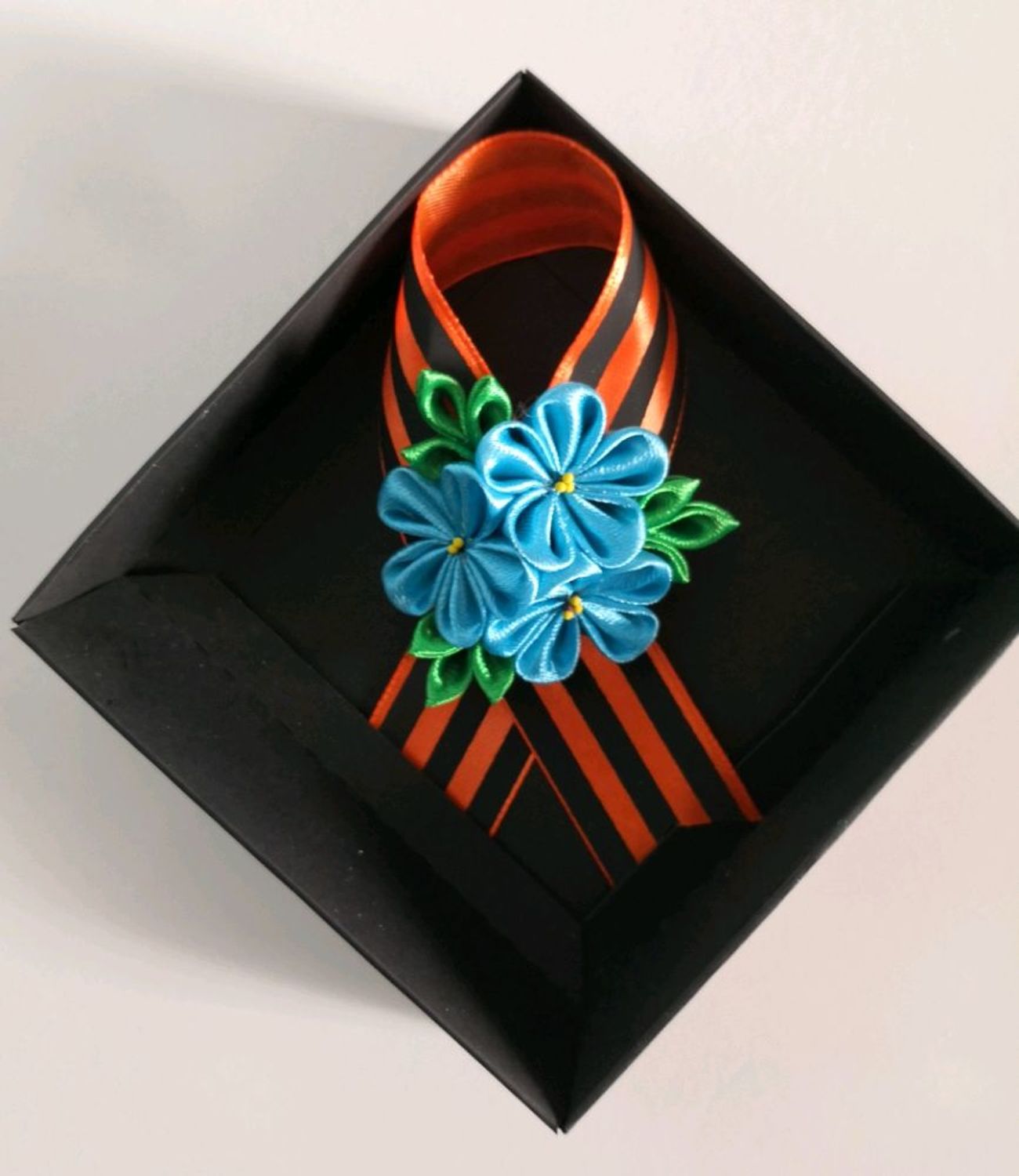 Фото №1 к отзыву покупателя Ivan о товаре Icon: Ribbon-brooch St. George ribbon with forget-me-nots