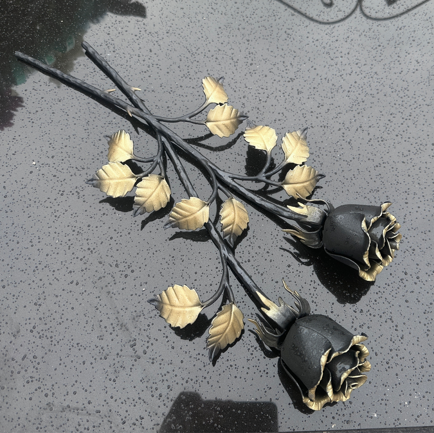 Photo №2 к отзыву покупателя Budaeva Sofya о товаре Кованые розы , со штырями для крепления к памятнику