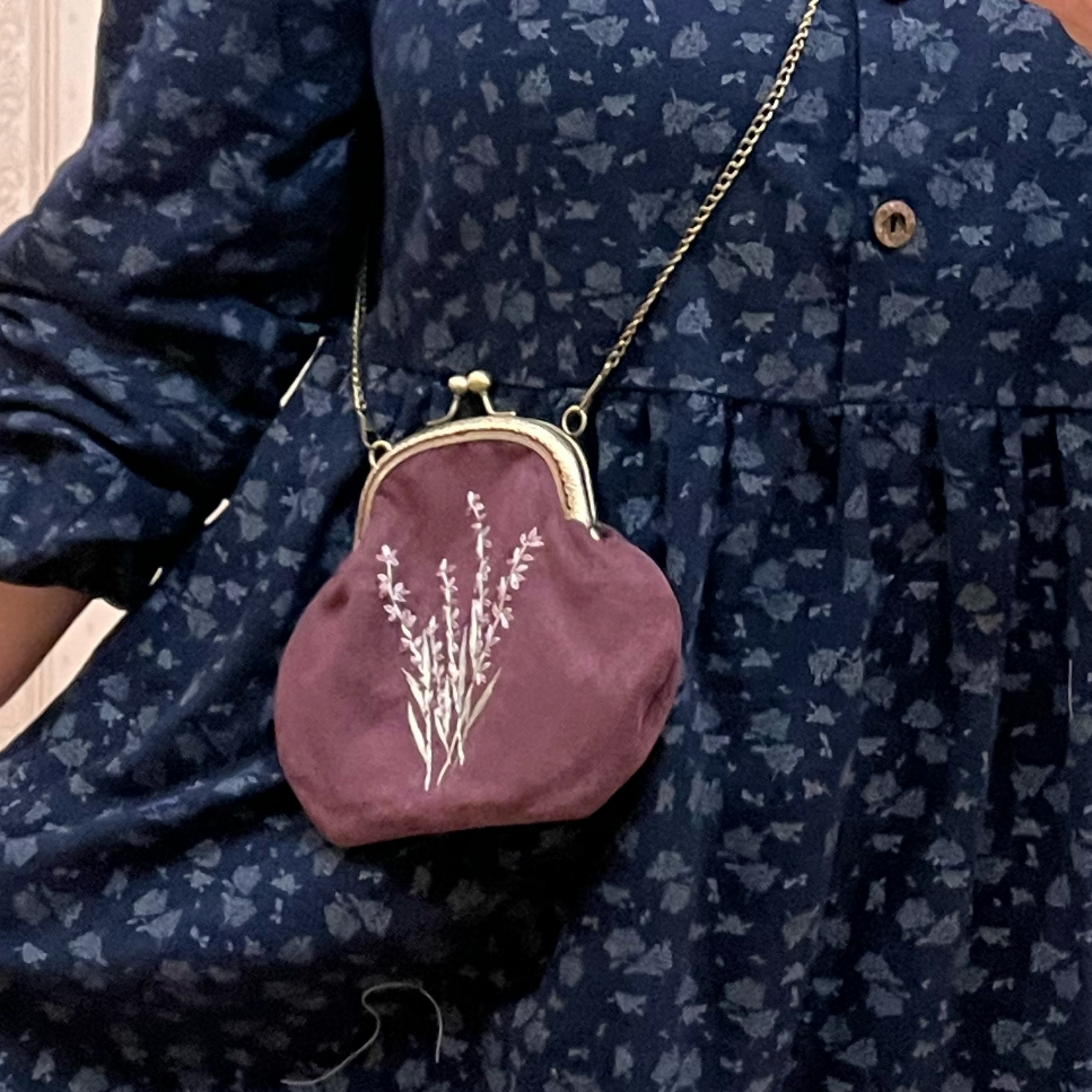 Photo №1 к отзыву покупателя tata о товаре Женская сумка на цепочке через плече с вышивкой "лаванда"