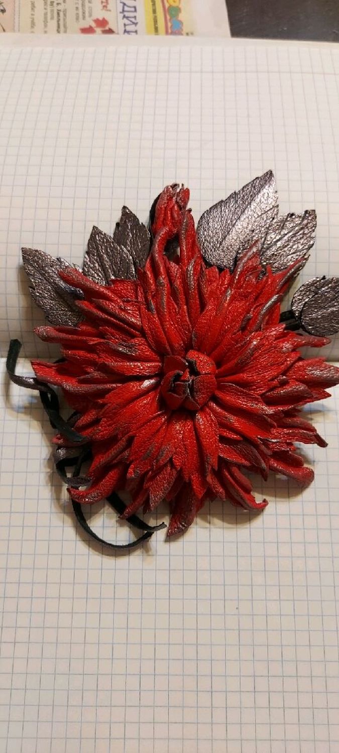 Photo №5 к отзыву покупателя Tatyana Glinskaya о товаре Брошь красный цветок из кожи с серебристыми листиками