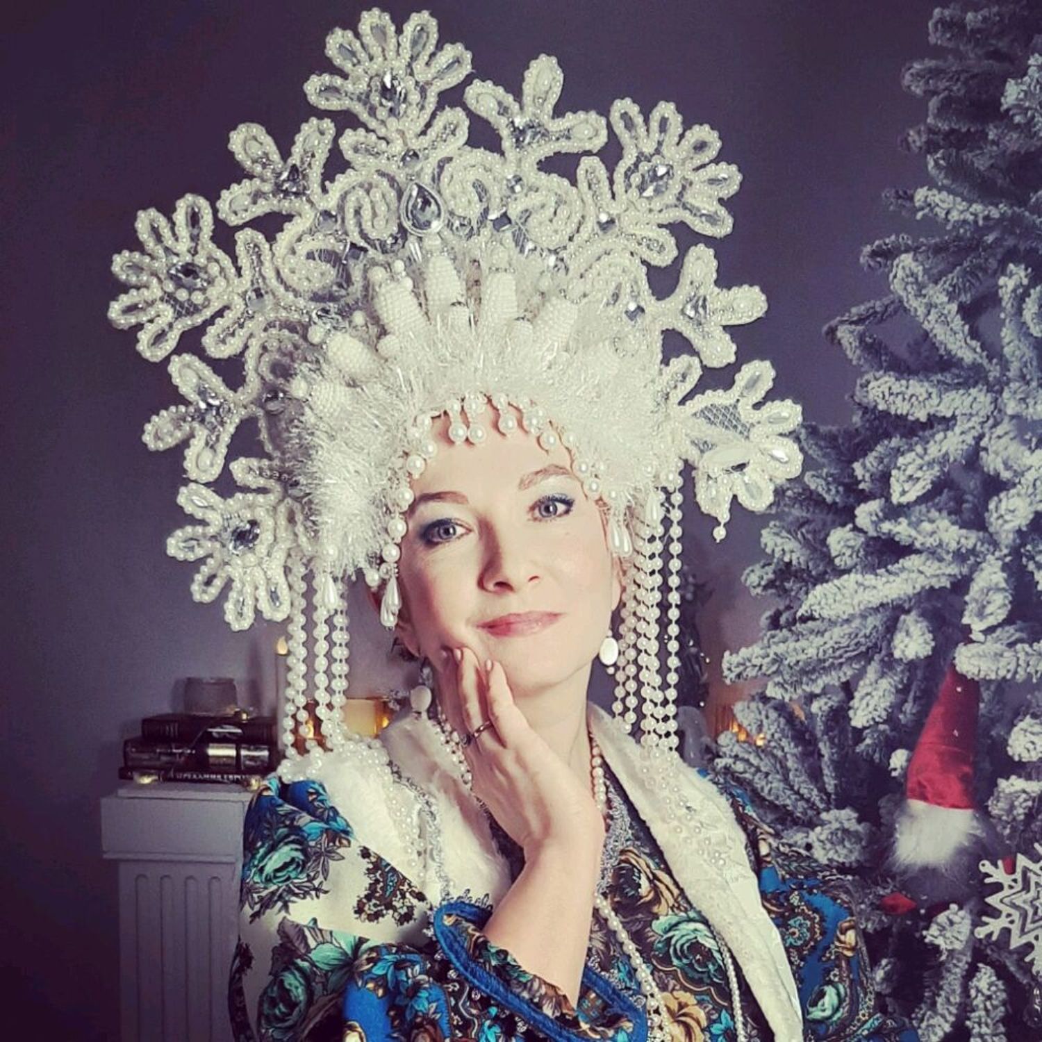 Photo №1 к отзыву покупателя Ekaterina о товаре Кокошник для Снегурочки в русском стиле