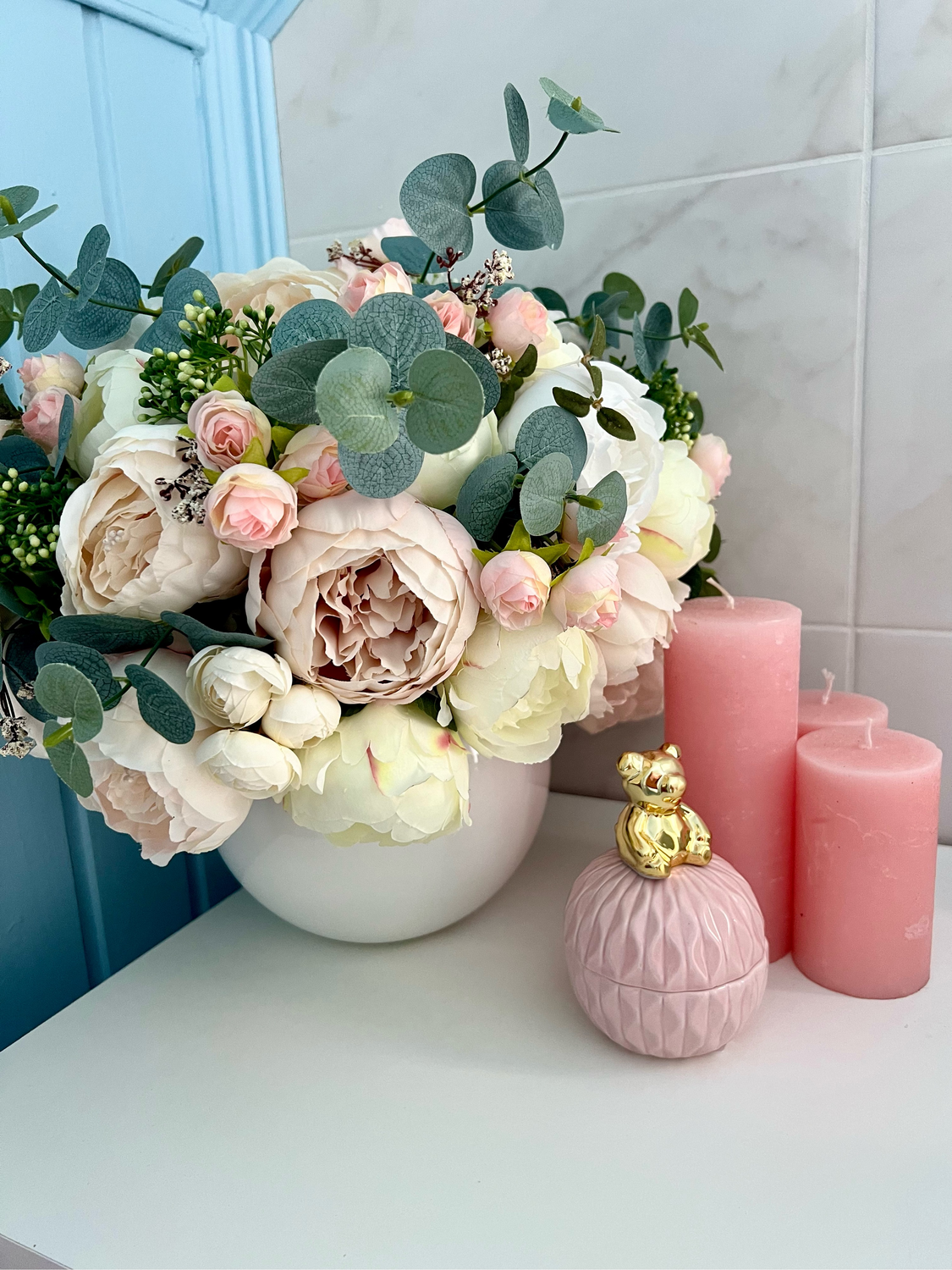 Photo №3 к отзыву покупателя Aleksandra о товаре "Пудра" Композиция из искусственных цветов в вазе