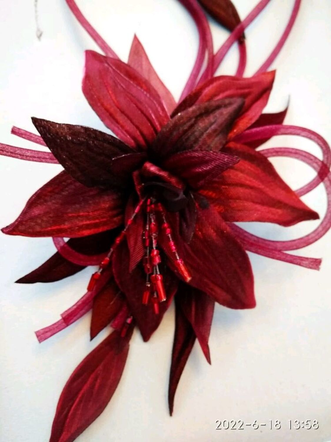 Фото №2 к отзыву покупателя Марина о товаре Брошь - лилия из ткани. Цветы из ткани в технике гильоширования.