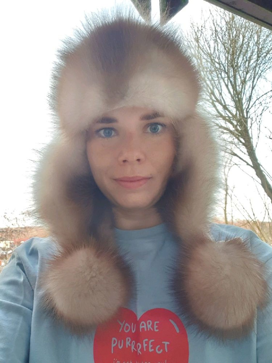 Photo №1 к отзыву покупателя Mariya о товаре Вязаная шапка ушанка с мехом куницы.