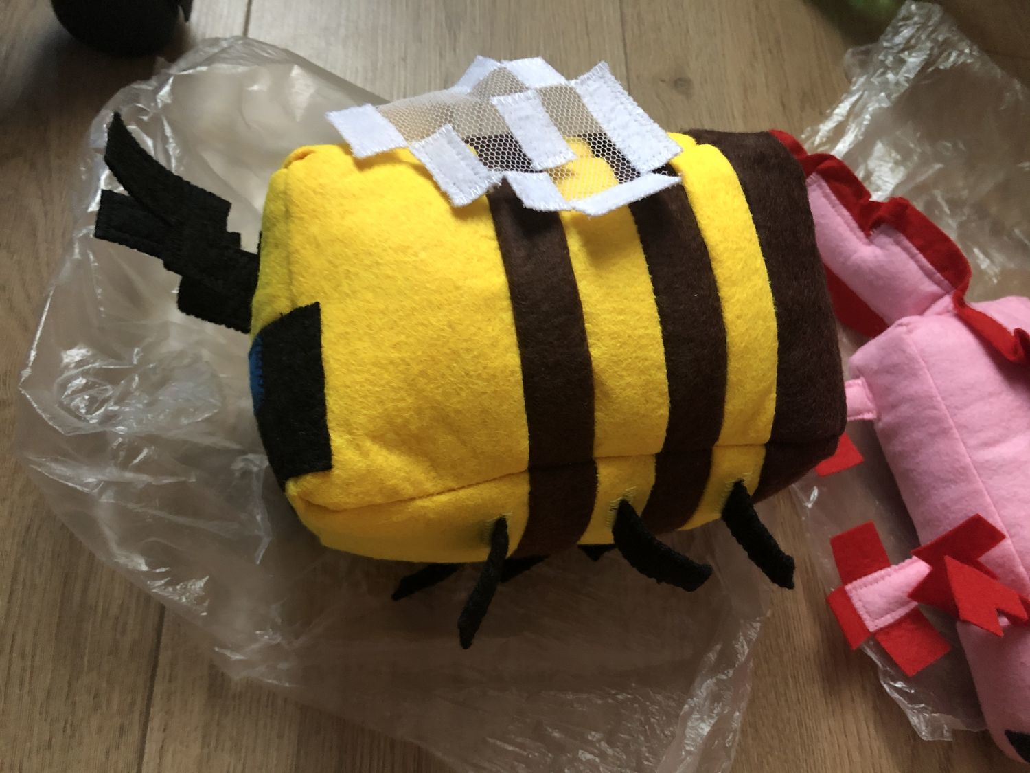 Фото №3 к отзыву покупателя Анастасия Хазова о товаре Мягкая игрушка пчелы из Minecraft 15 см и еще 1 товар