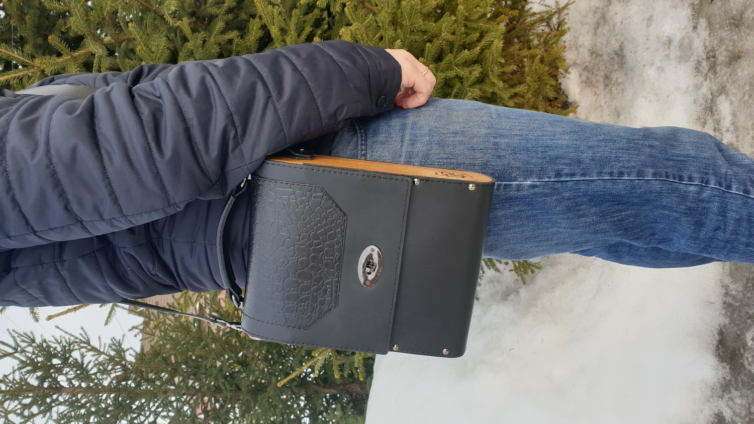 Фото №2 к отзыву покупателя loskut о товаре Мужская сумка: Мужская сумка из итальянской кожи с боковинами из дуба
