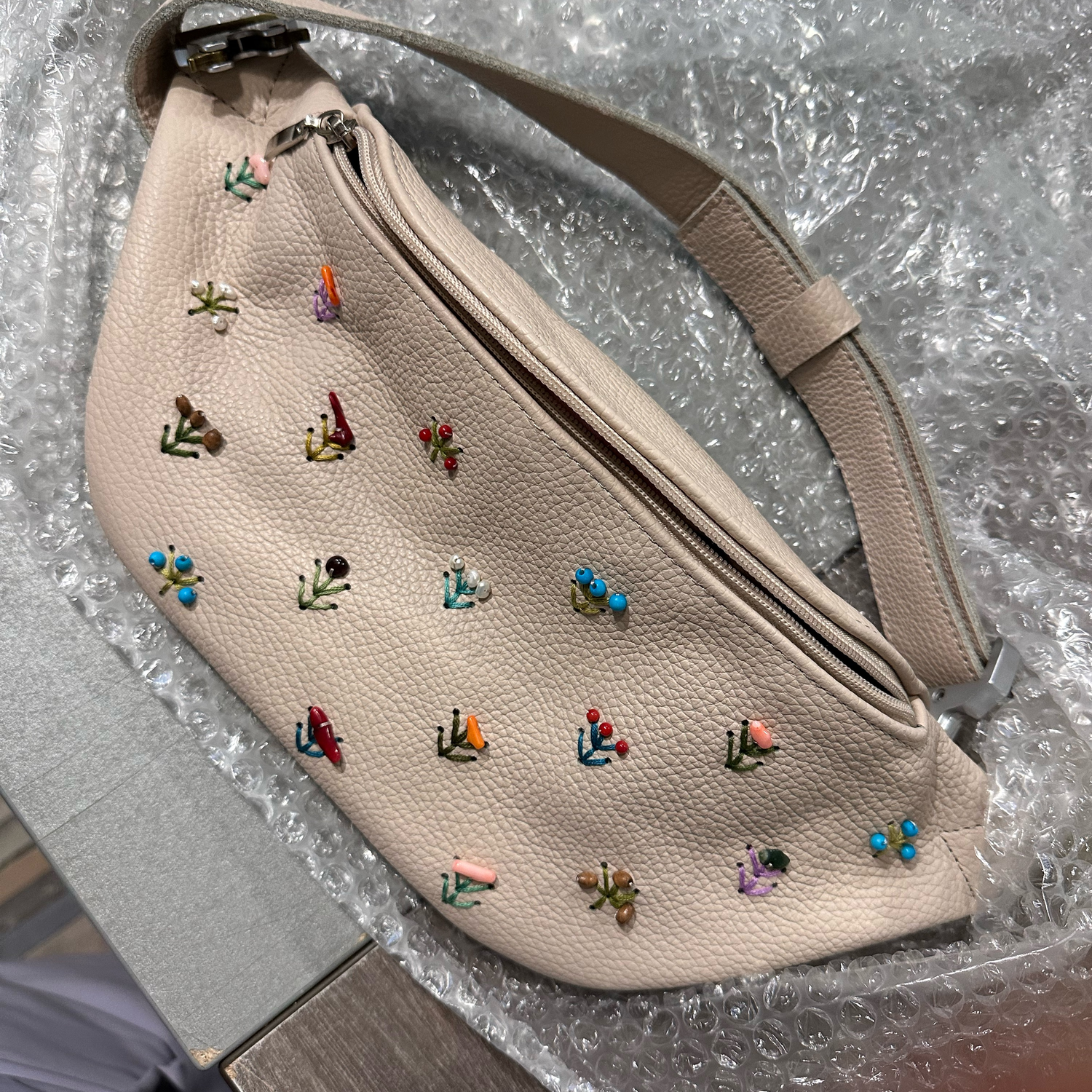 Photo №2 к отзыву покупателя Olga о товаре Кожаная сумка на пояс в стиле бохо с цветочной вышивкой