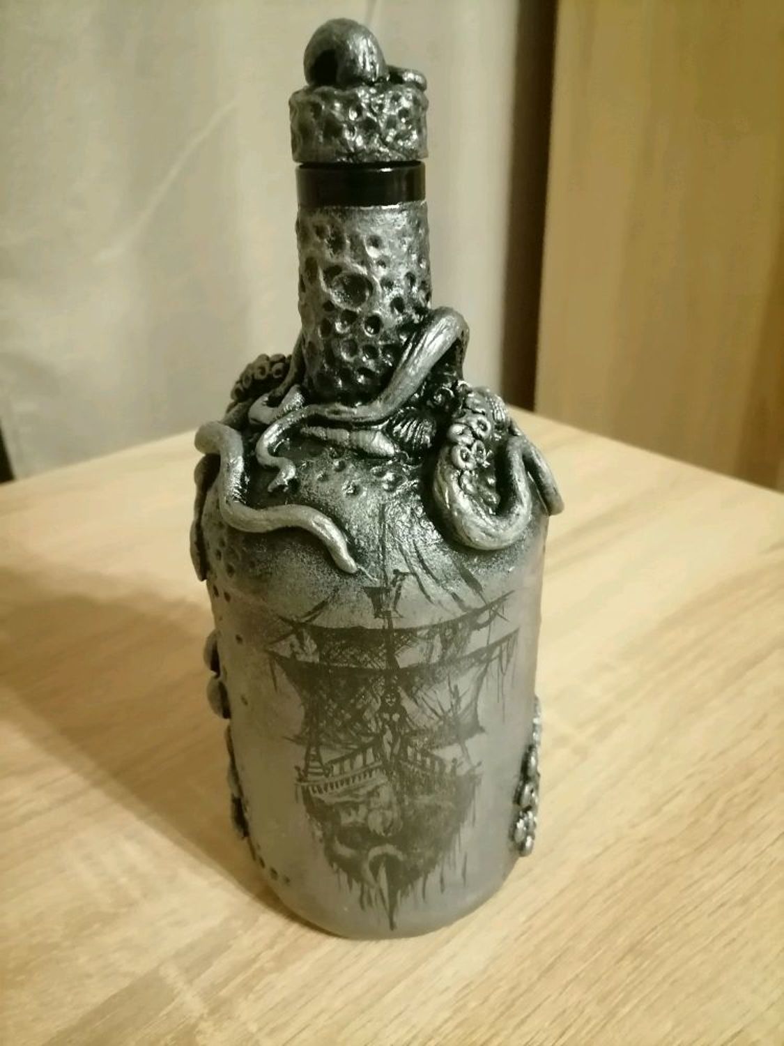 Фото №2 к отзыву покупателя kruzhkov1977 о товаре Пиратский корабль Череп, декоративная бутылка серый, серебристый