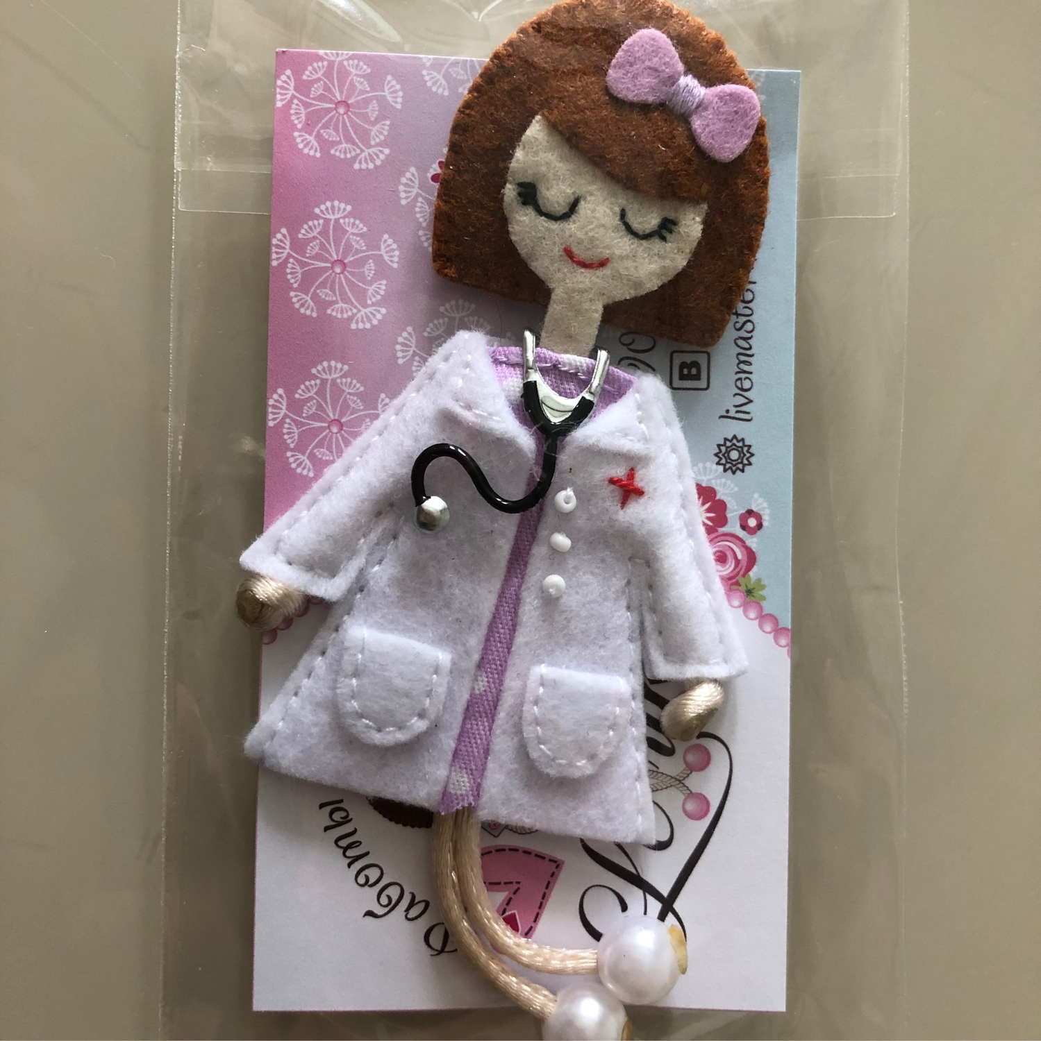 Photo №1 к отзыву покупателя Irina о товаре Брошка-куколка из фетра "Врач терапевт" с фонендоскопом