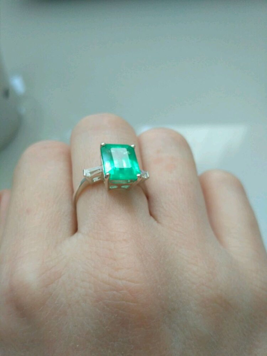 Фото №1 к отзыву покупателя Людмила о товаре Кольцо изумруд (8.5 ct), цирконы, р.17,0 серебро 925 пробы