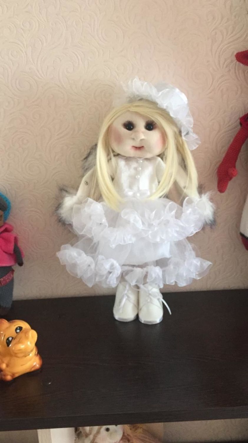 Фото №2 к отзыву покупателя Анна о товаре Кукла текстильная в белом манто с мехом