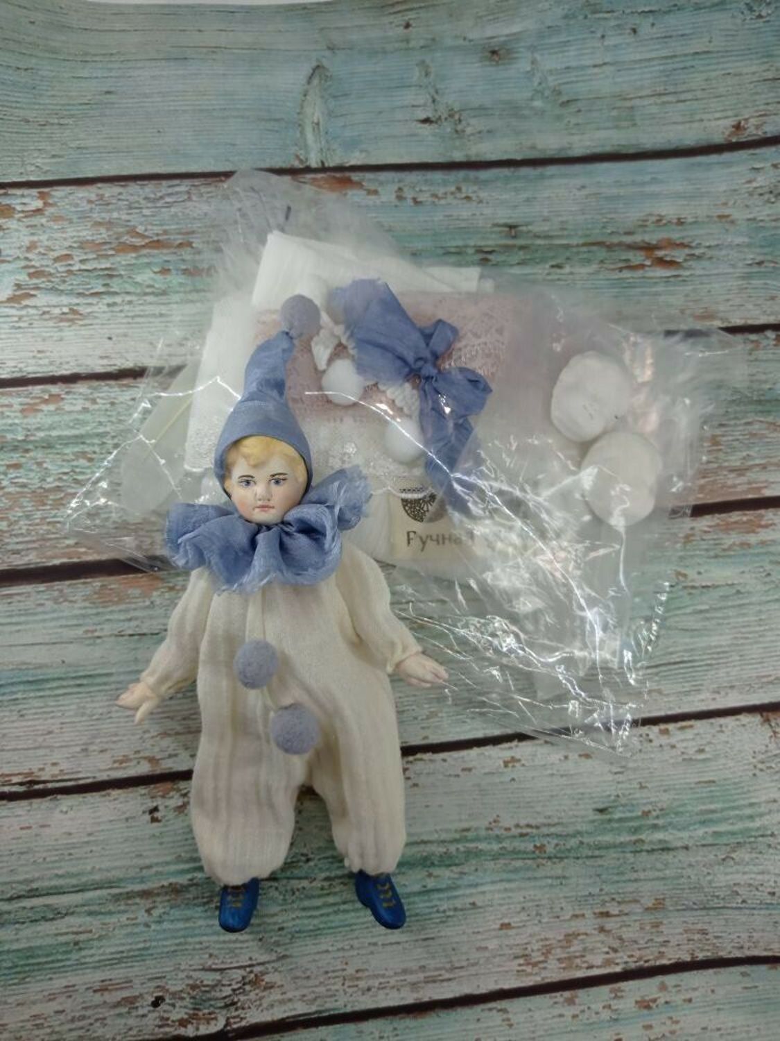 Фото №1 к отзыву покупателя Вне времени о товаре Кукла Арлекин, ёлочная игрушка