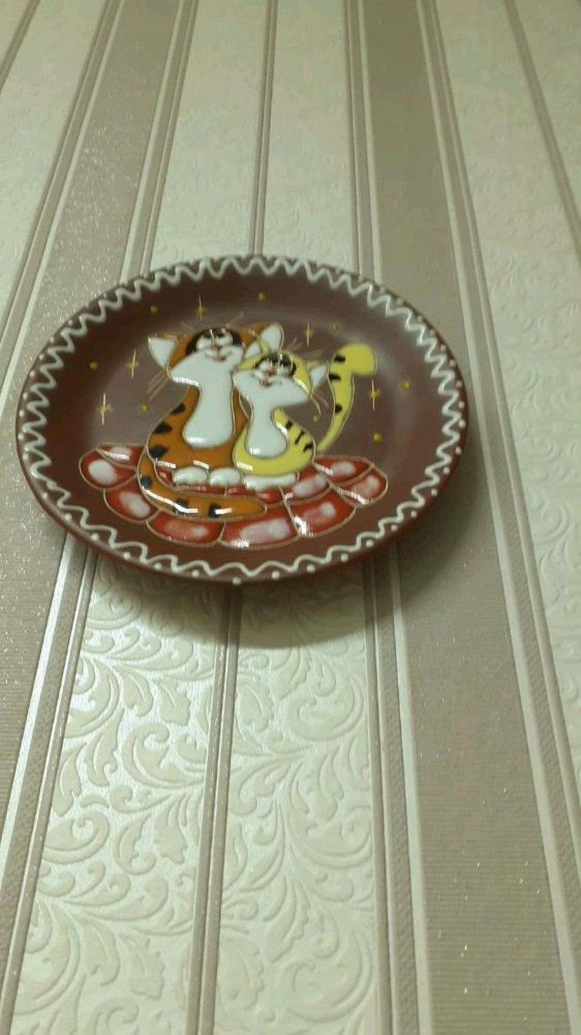 Photo №1 к отзыву покупателя ЖАР - ПТИЦА о товаре Керамическое блюдце ручной работы: Коты на крыше