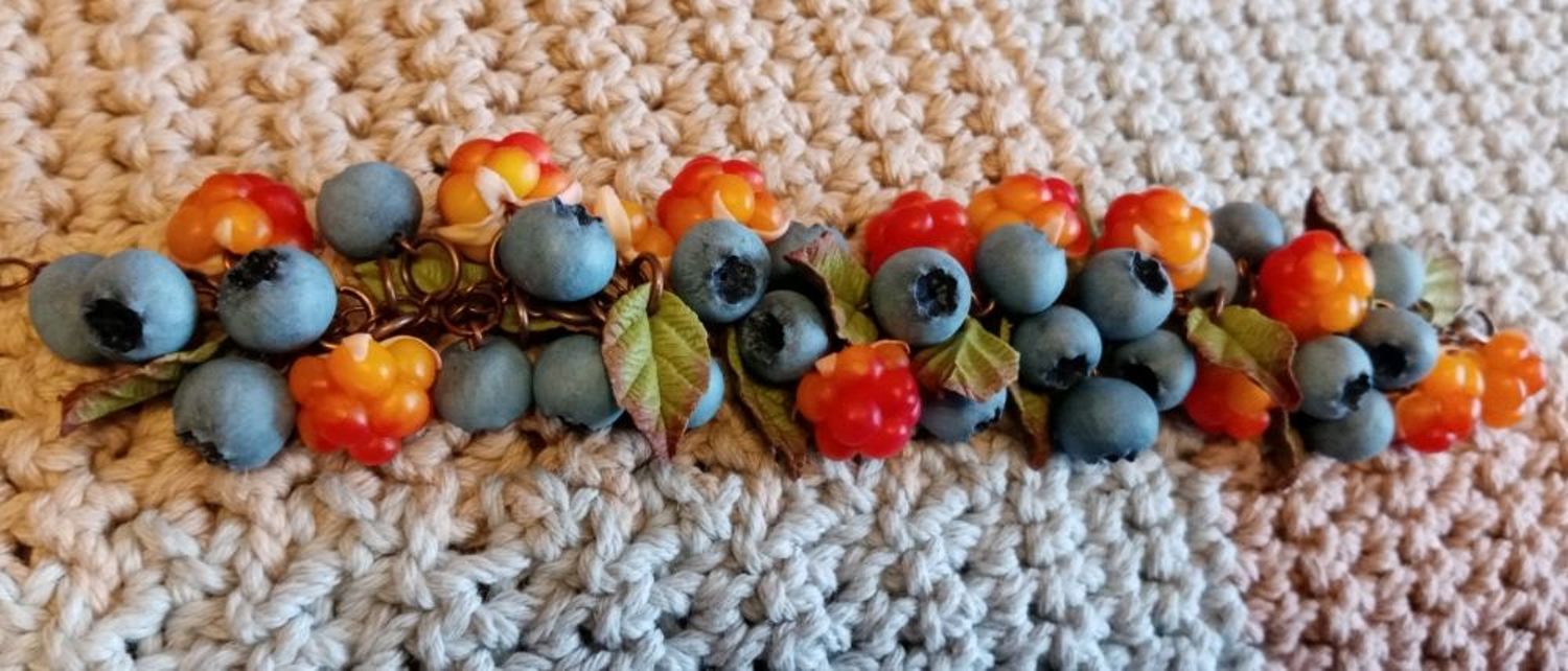 Фото №1 к отзыву покупателя Дарья Романовна о товаре Браслет с ягодами морошки и черники