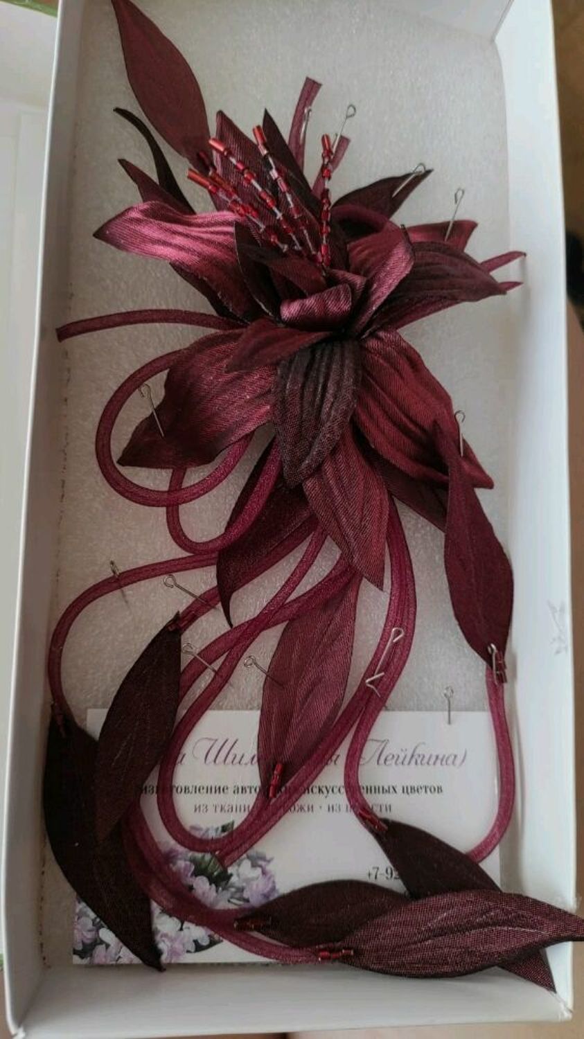 Фото №1 к отзыву покупателя Марина о товаре Брошь - лилия из ткани. Цветы из ткани в технике гильоширования.